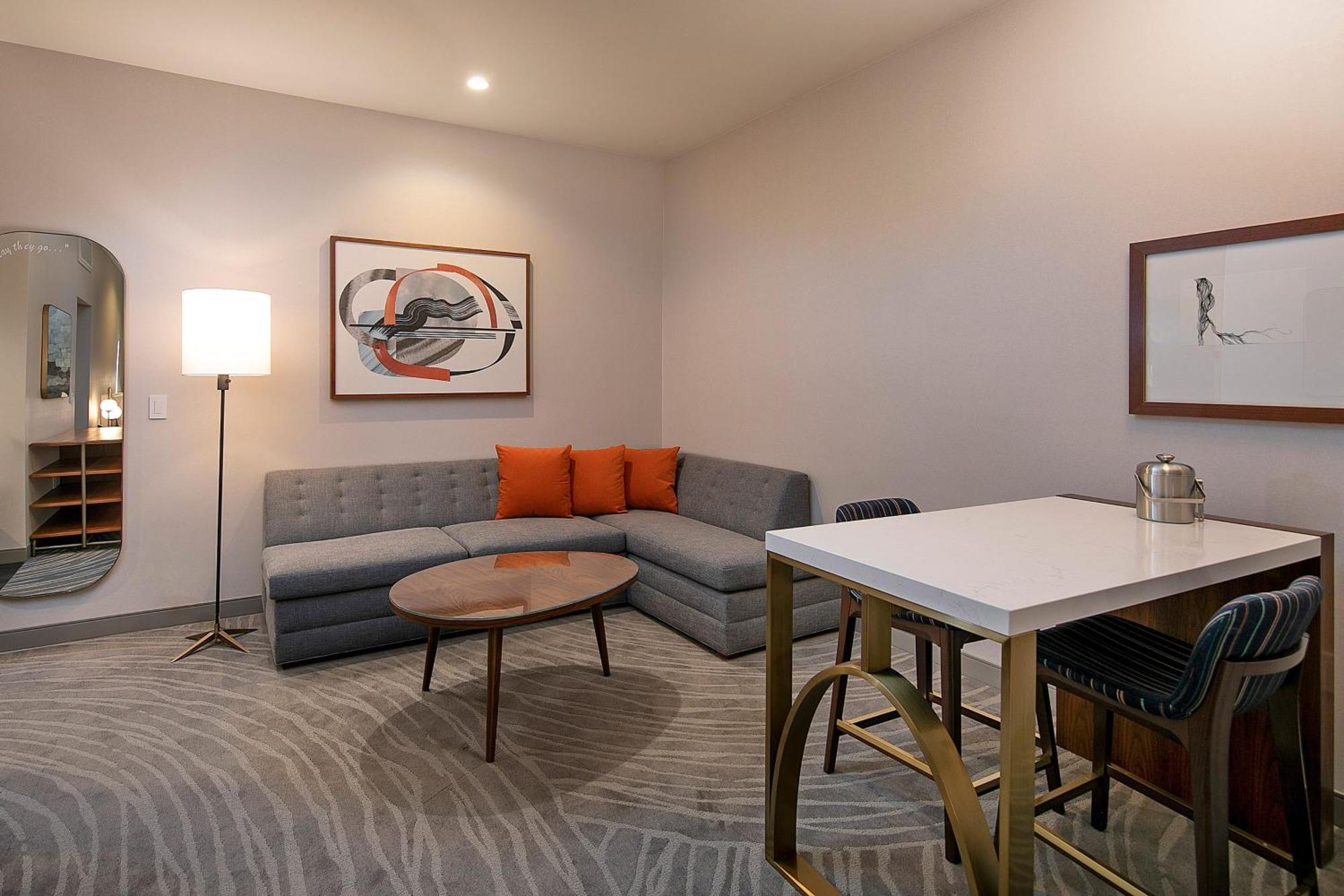 1 Bedroom Suite 1 King Sofa bed