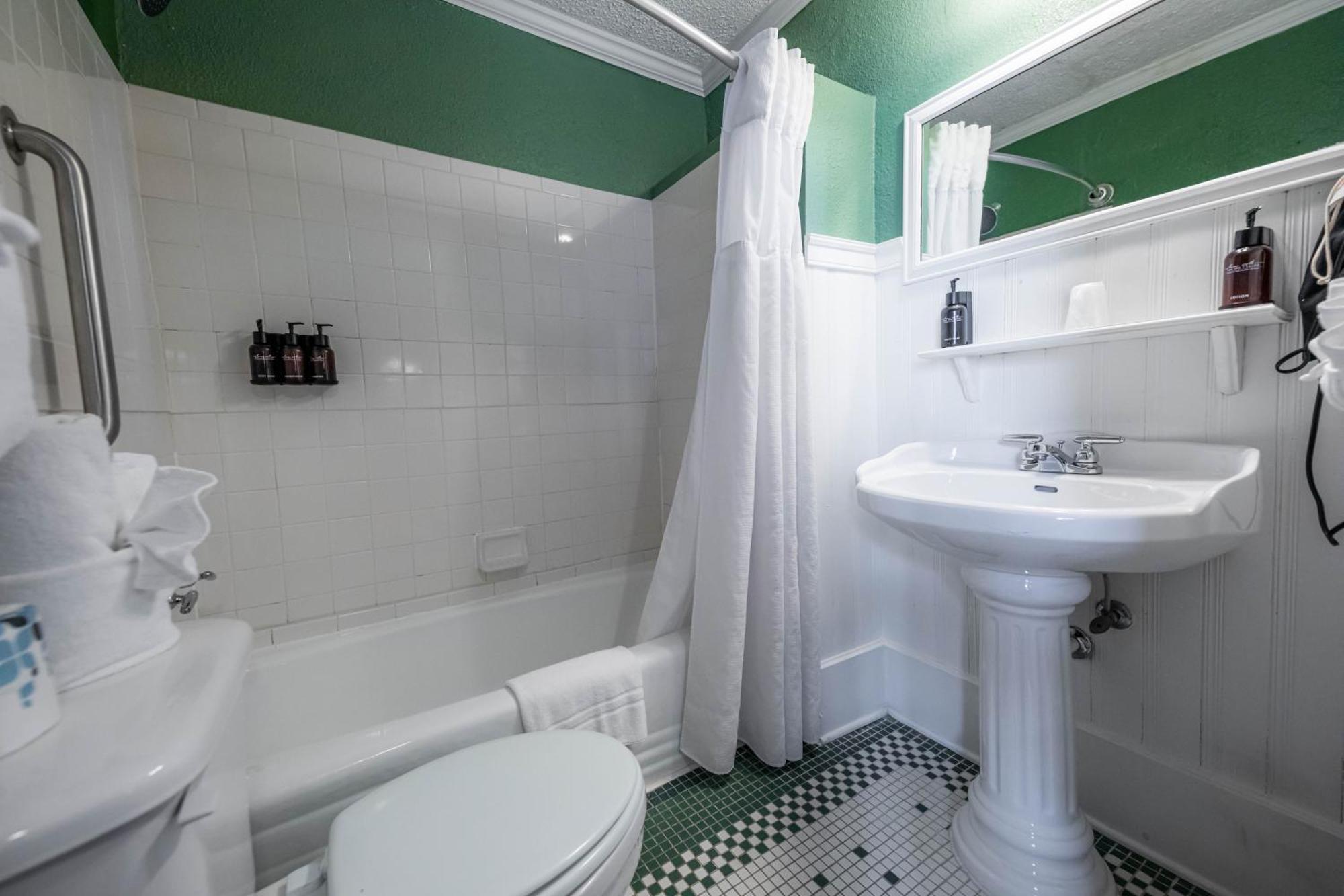 Standard Queen Room