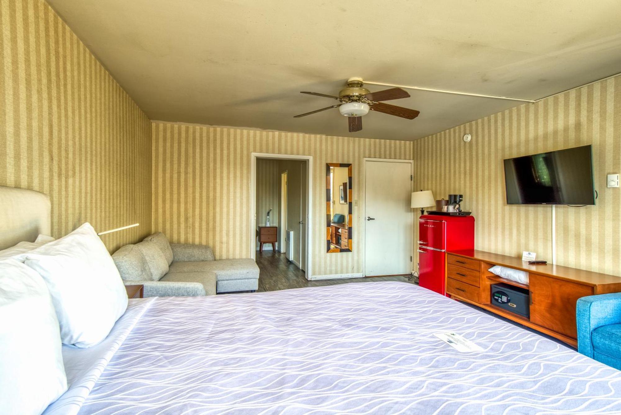 Junior Suite with Balcony and Partial Bay View