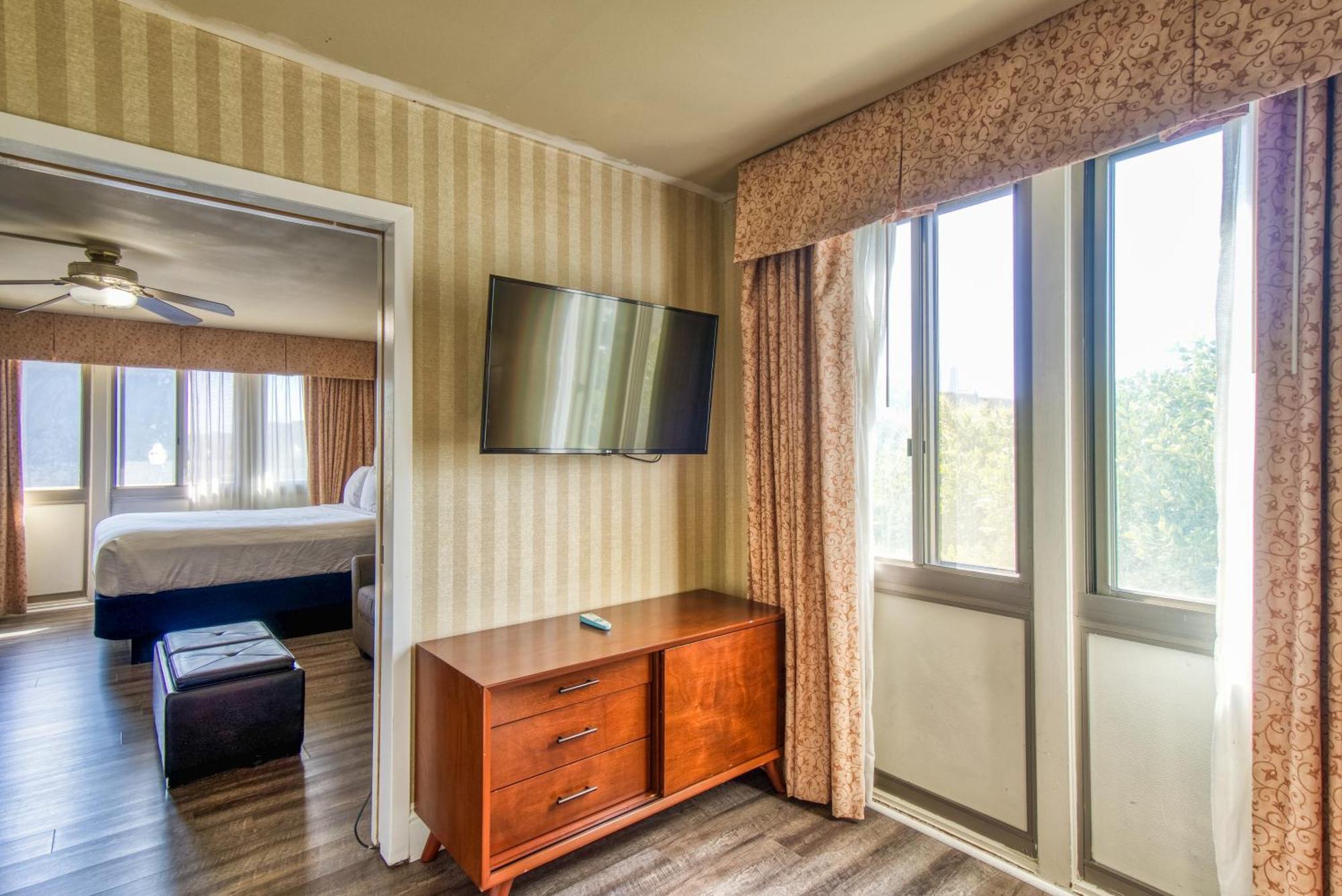 Junior Suite Balcony Partial Bay View