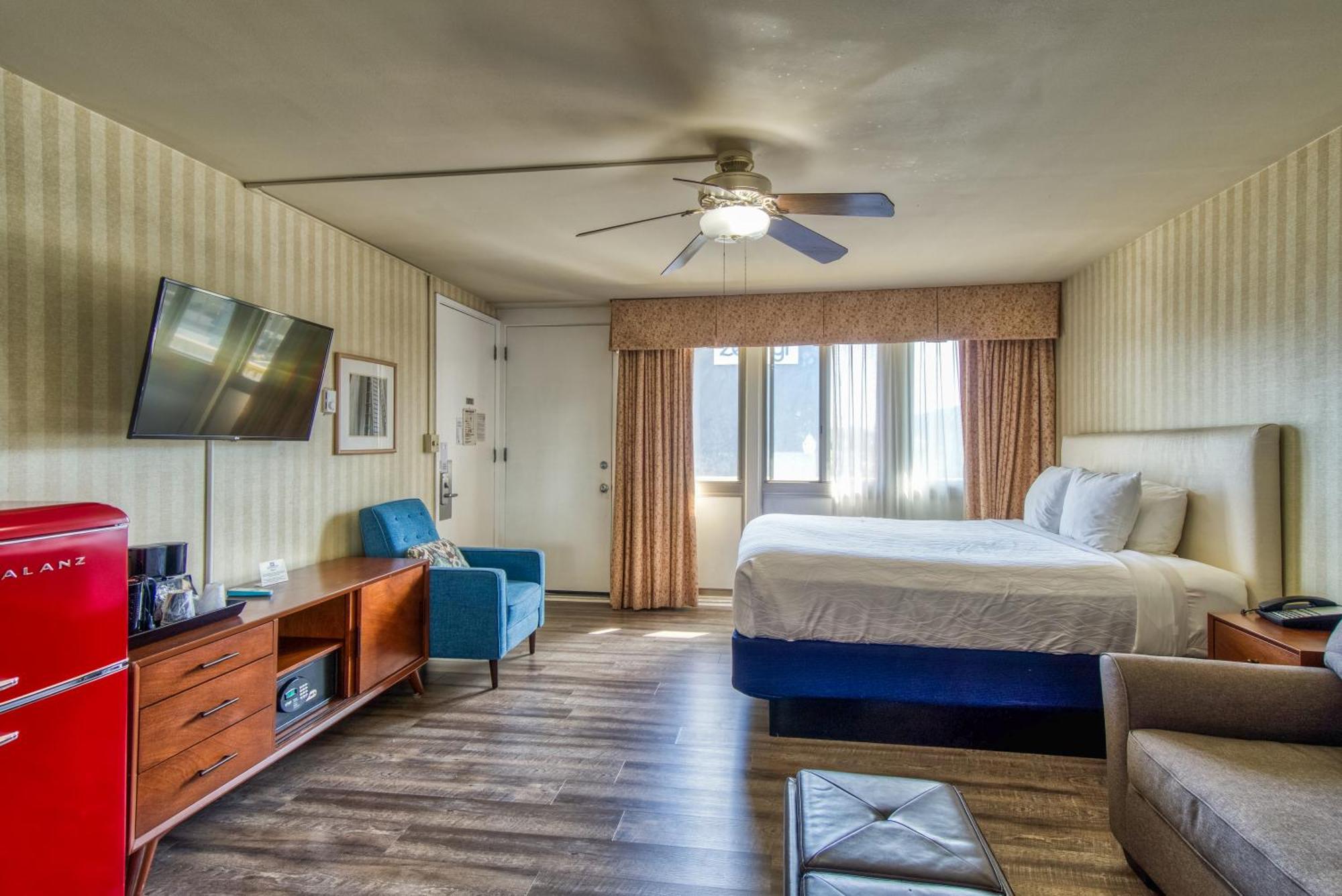 Junior Suite Balcony Partial Bay View