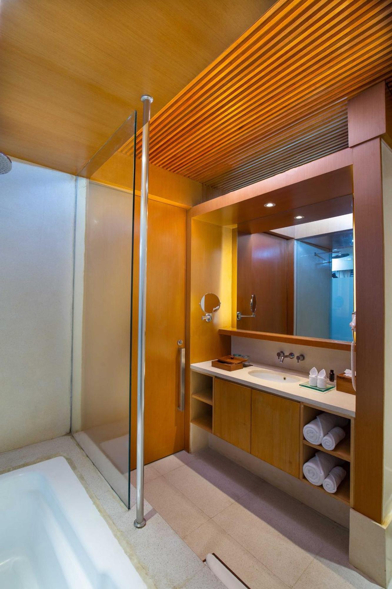Premier 1 Bedroom Suite Pool View Balcony