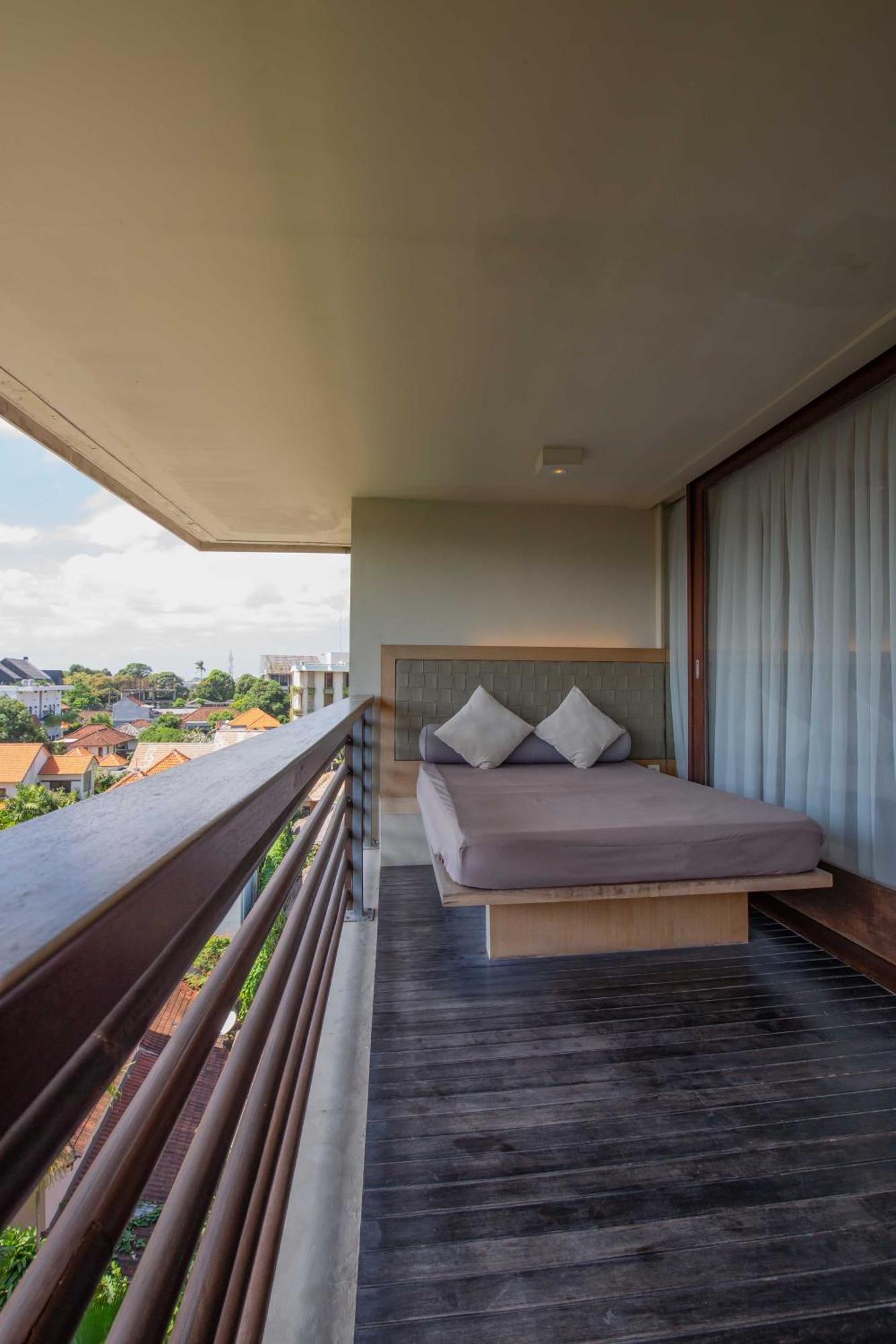 Premier 1 Bedroom Suite Pool View Balcony