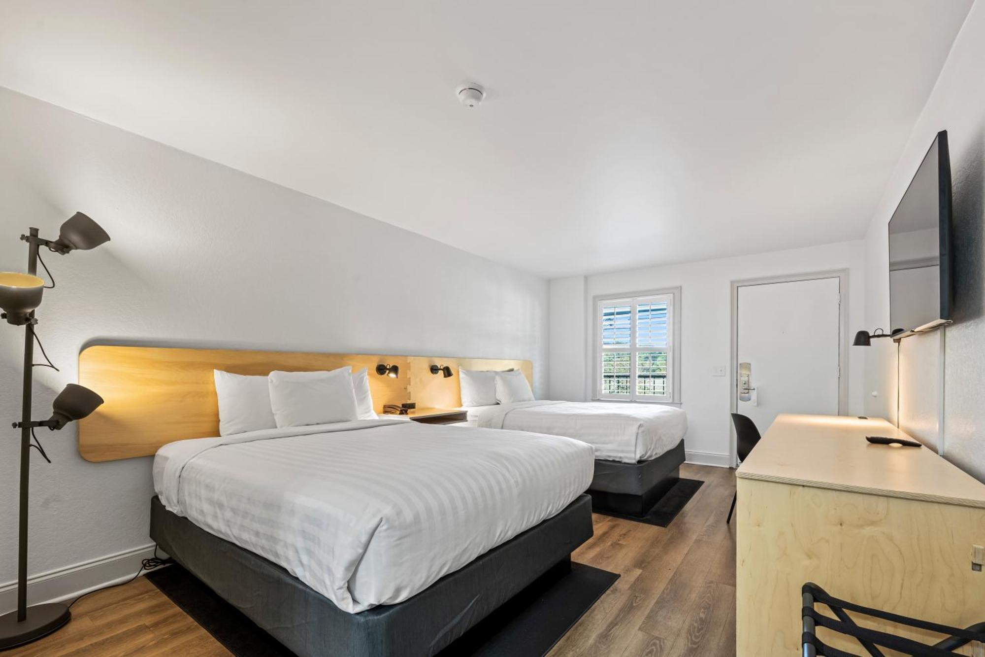 2 Queen Beds Pet Friendly