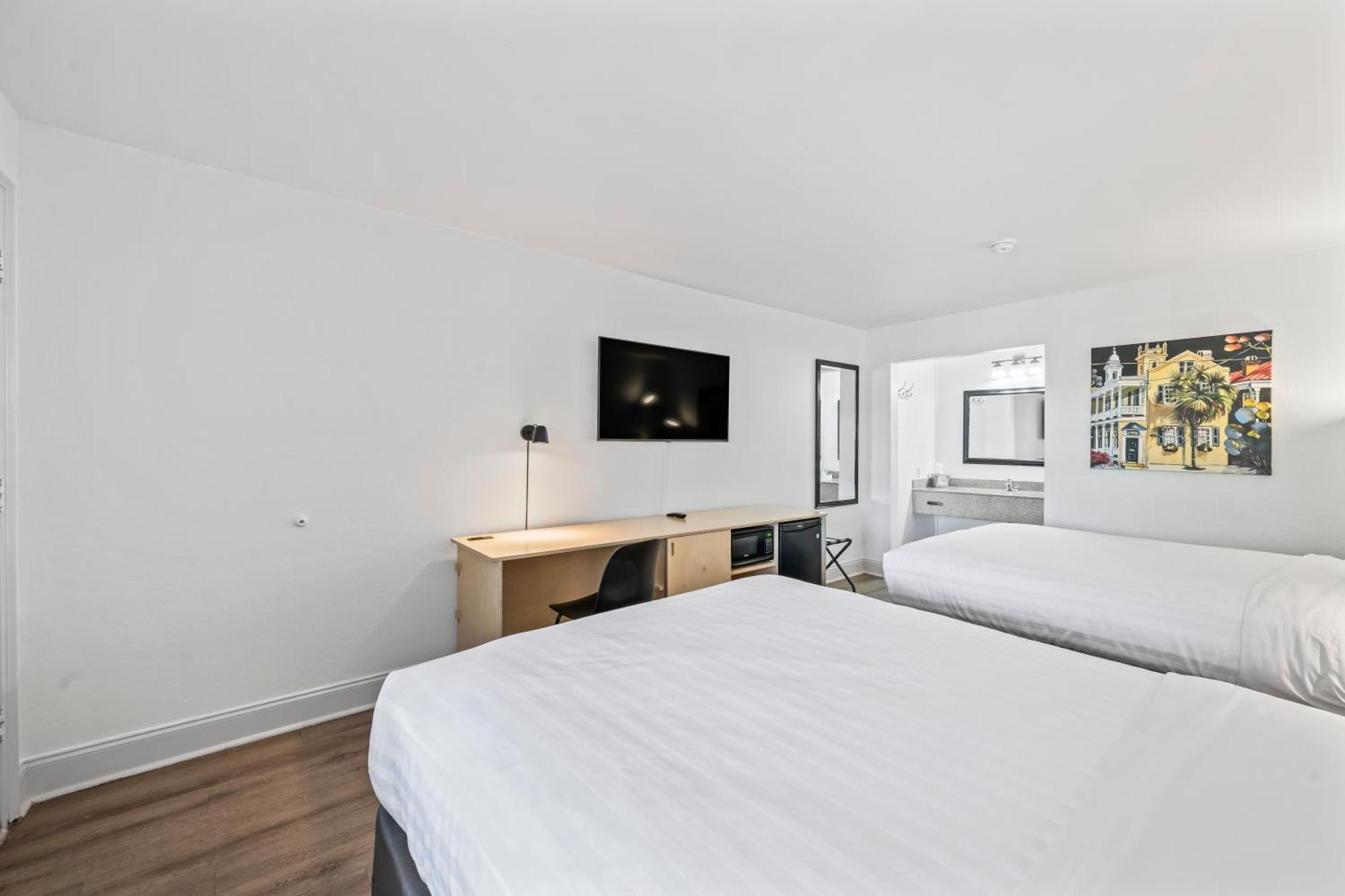 2 Queen Beds Pet Friendly