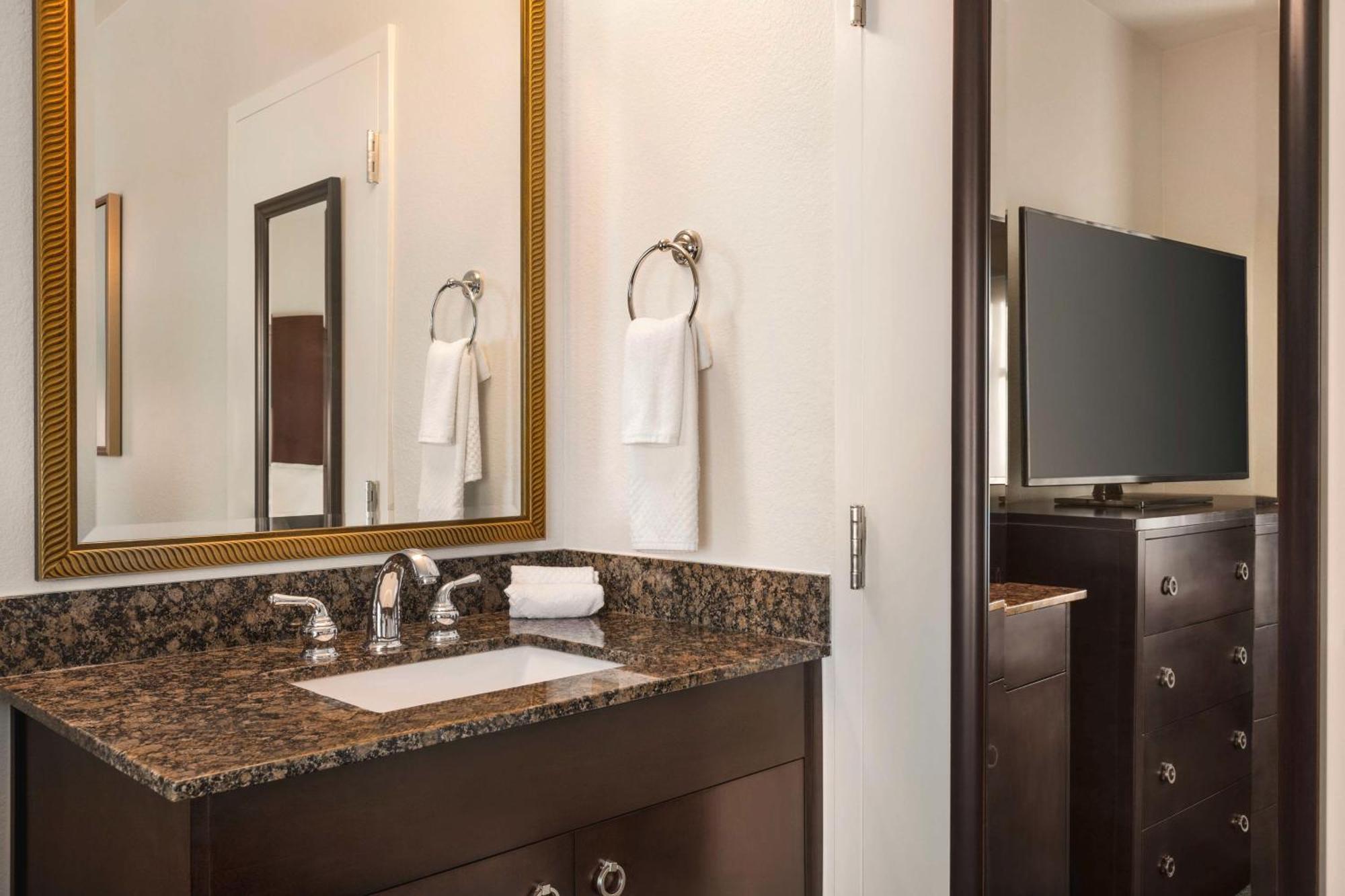 Deluxe One-Bedroom King Suite Hearing Accessible or Non-Smoking