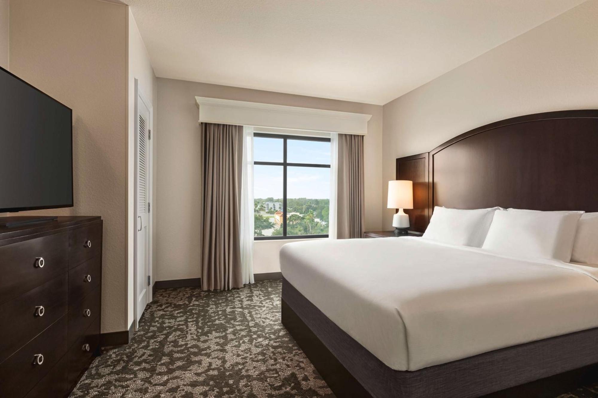 King Corner Suite with City View - Non-Smoking,1541802097:JPEG