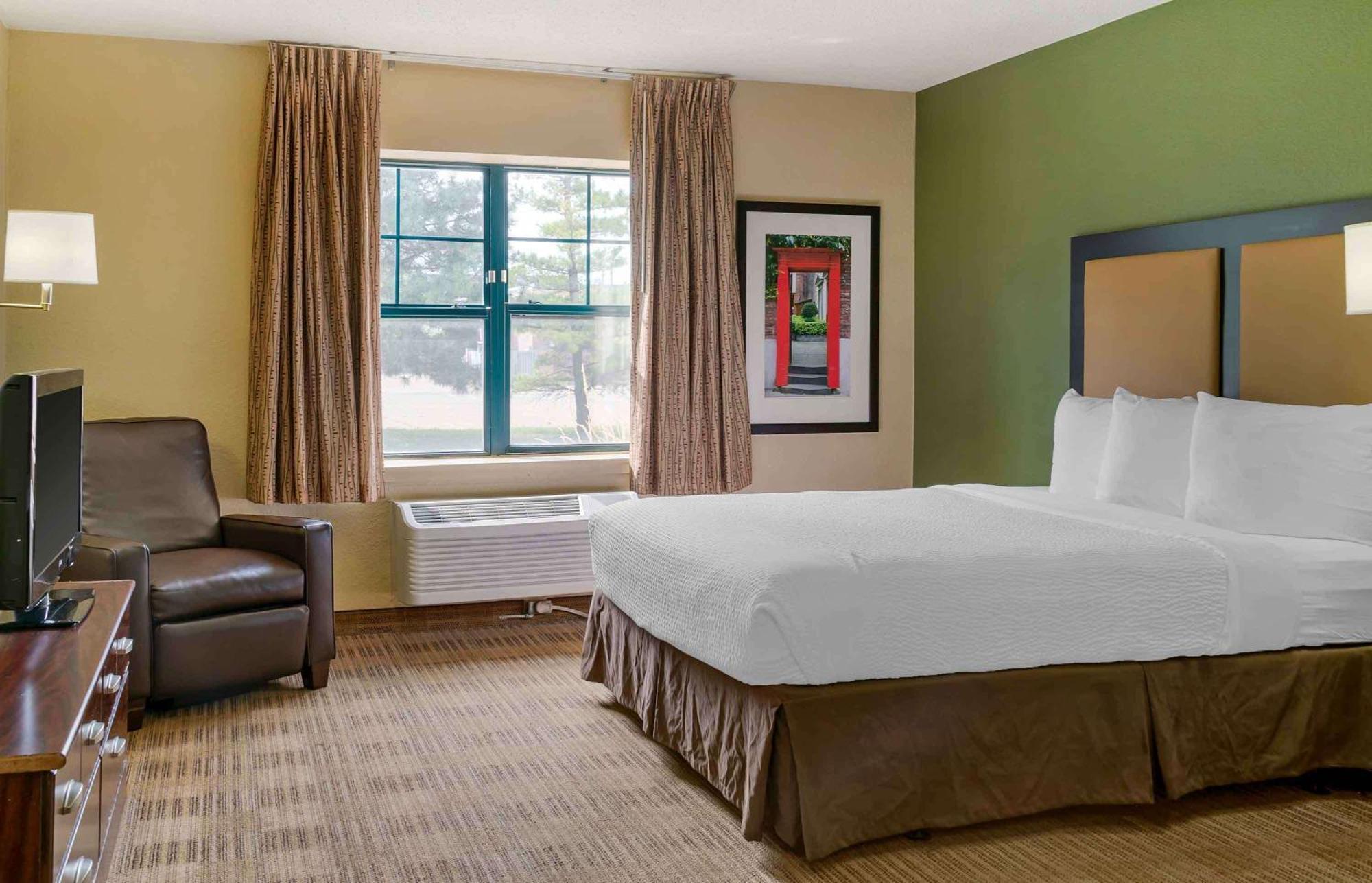 Queen studio 1 Queen Bed Disability Access or Non-Smoking