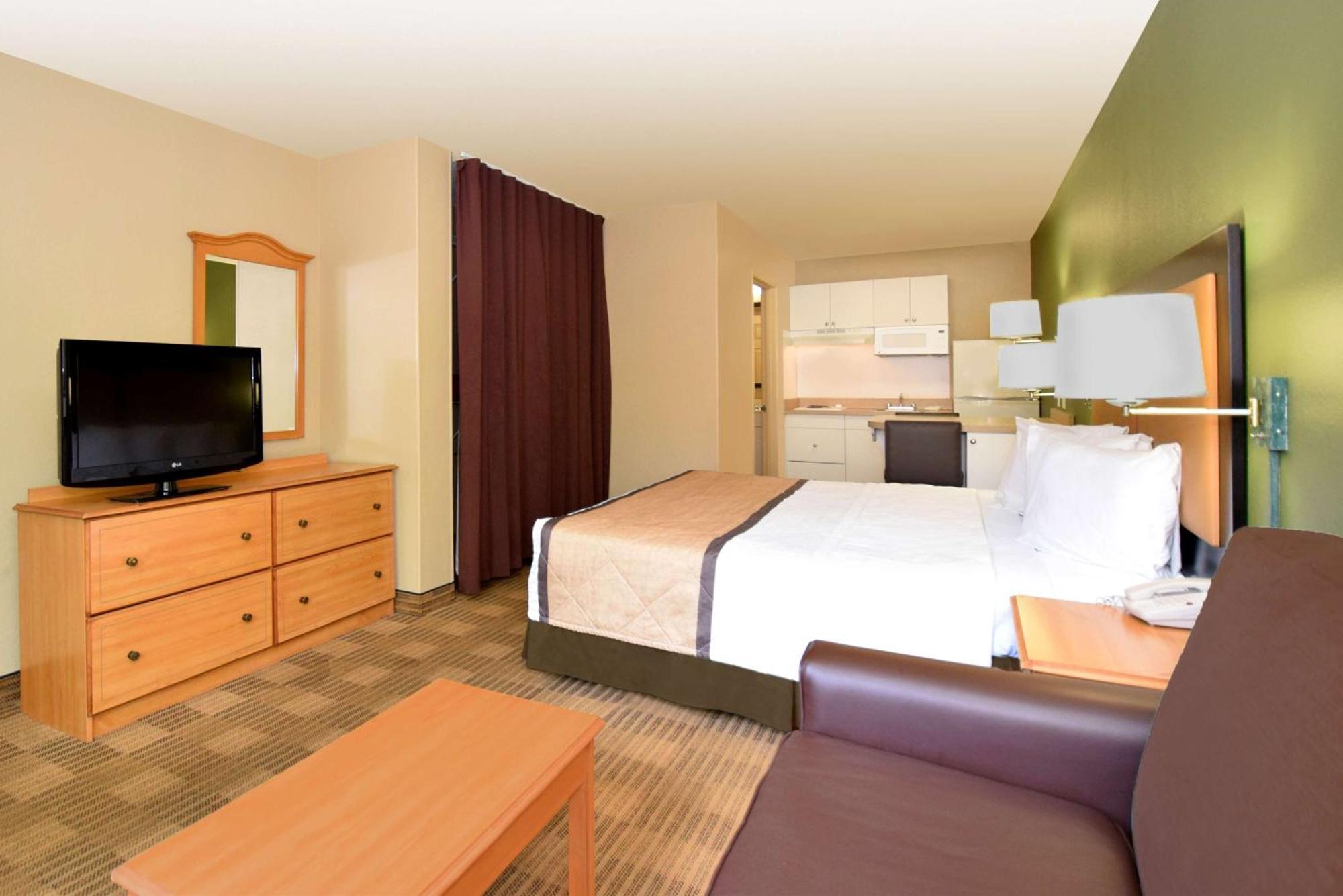 Deluxe Studio 1 King Bed Non-Smoking