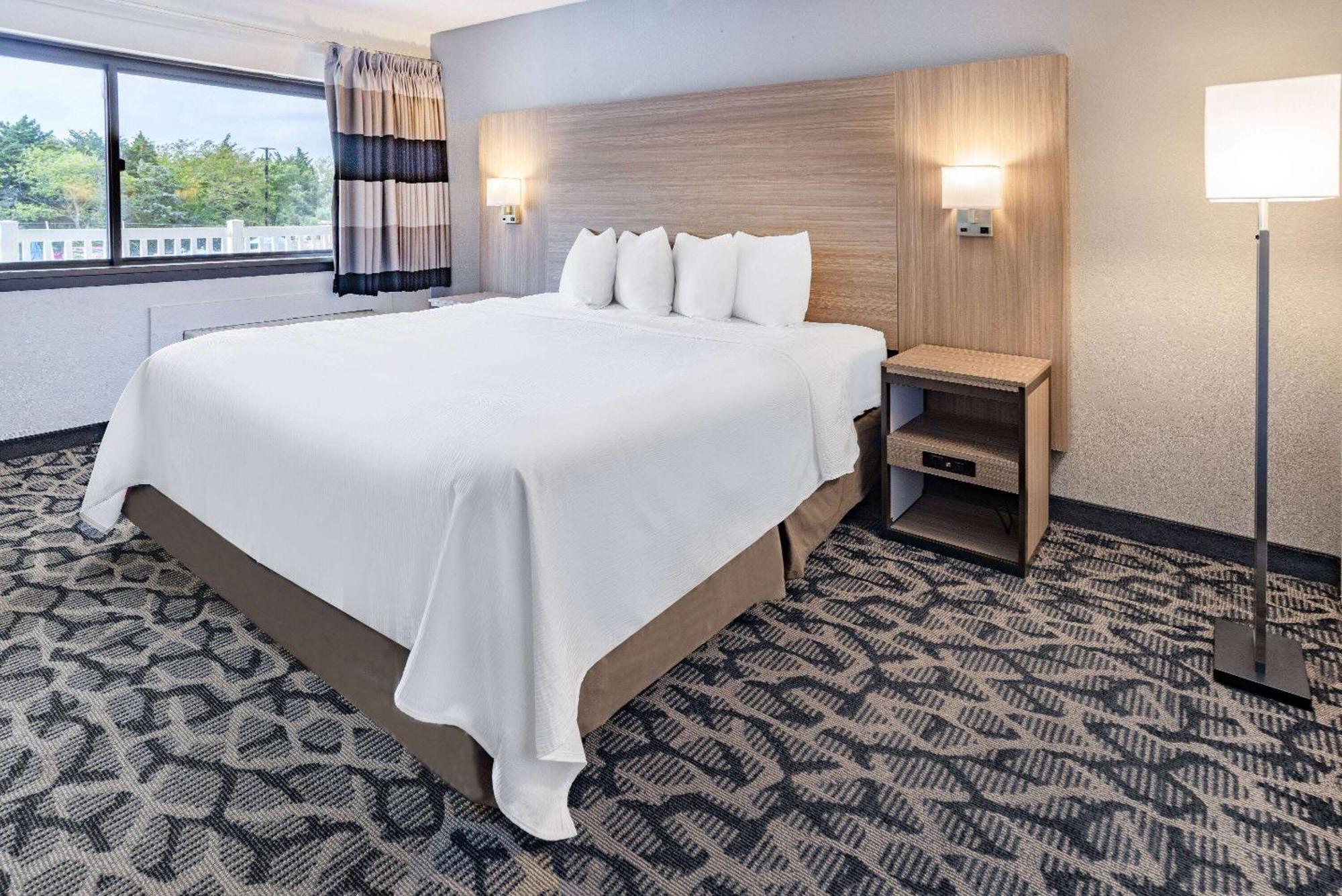 King Room with Jetted Tub and Exterior Corridor - Non-Smoking,1218035335:JPEG