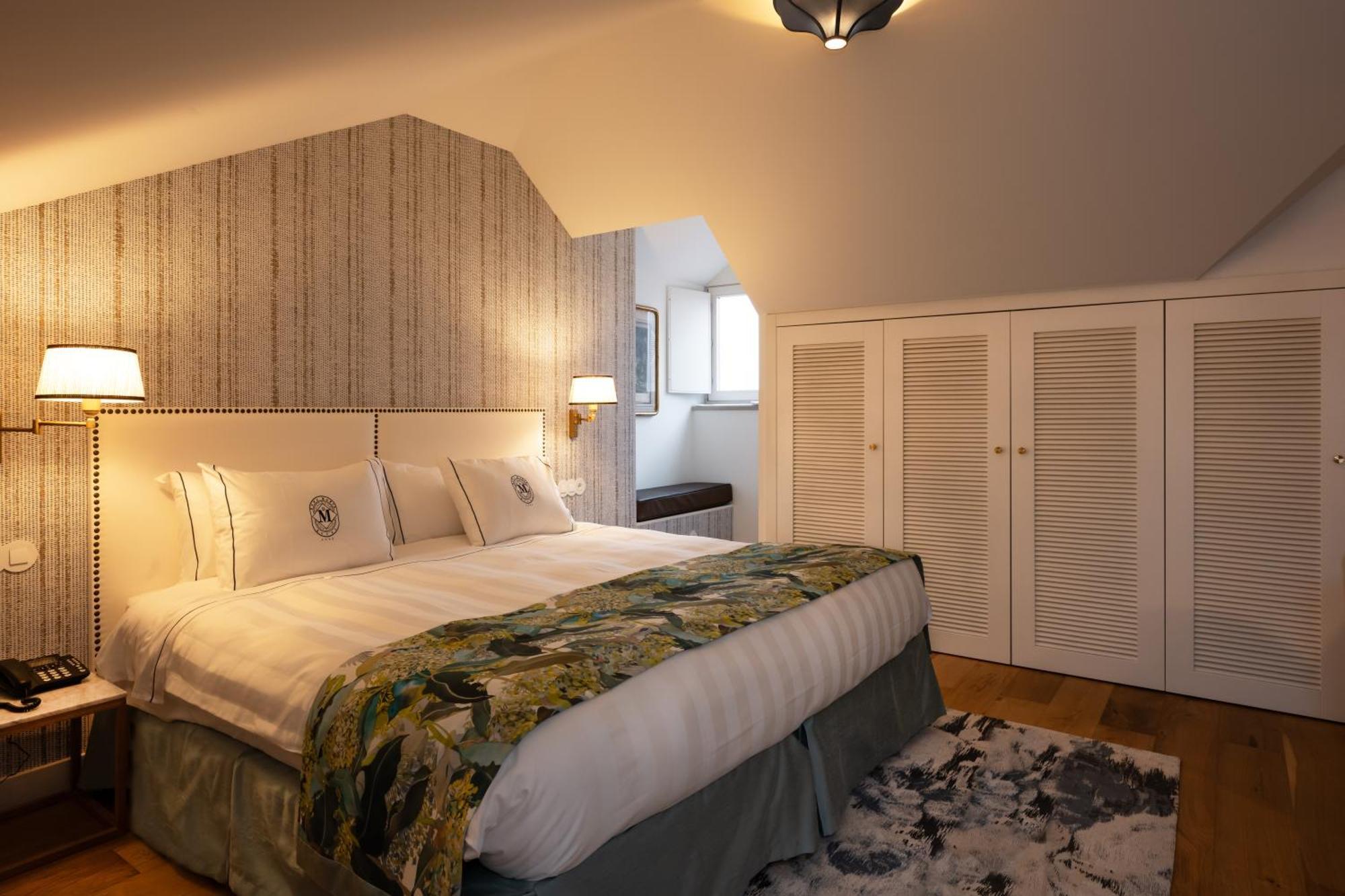 Deluxe Queen Suite