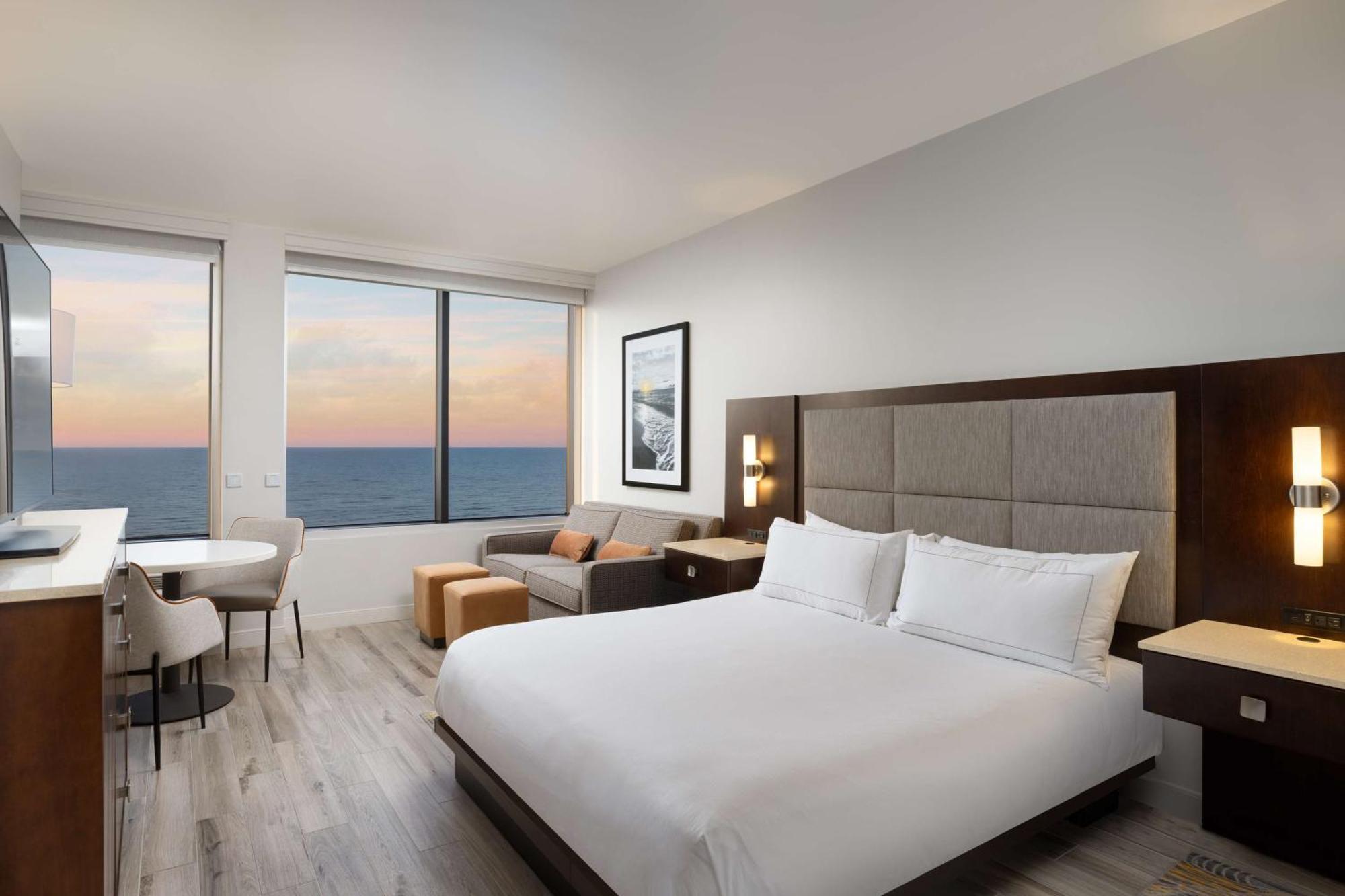 Premium King Room with View - Top Floor,1542426133:JPEG