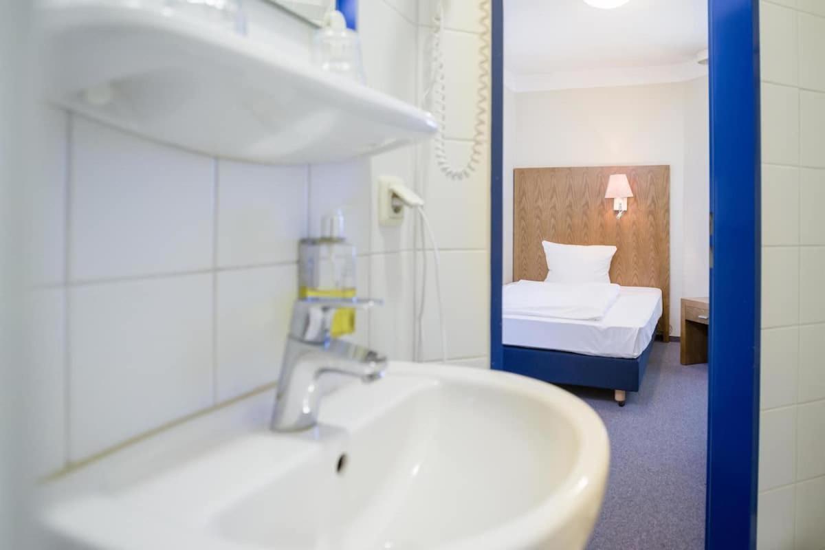 Standard Room One Single Bed One5Sqm Wifi Tv Bathroom Shower