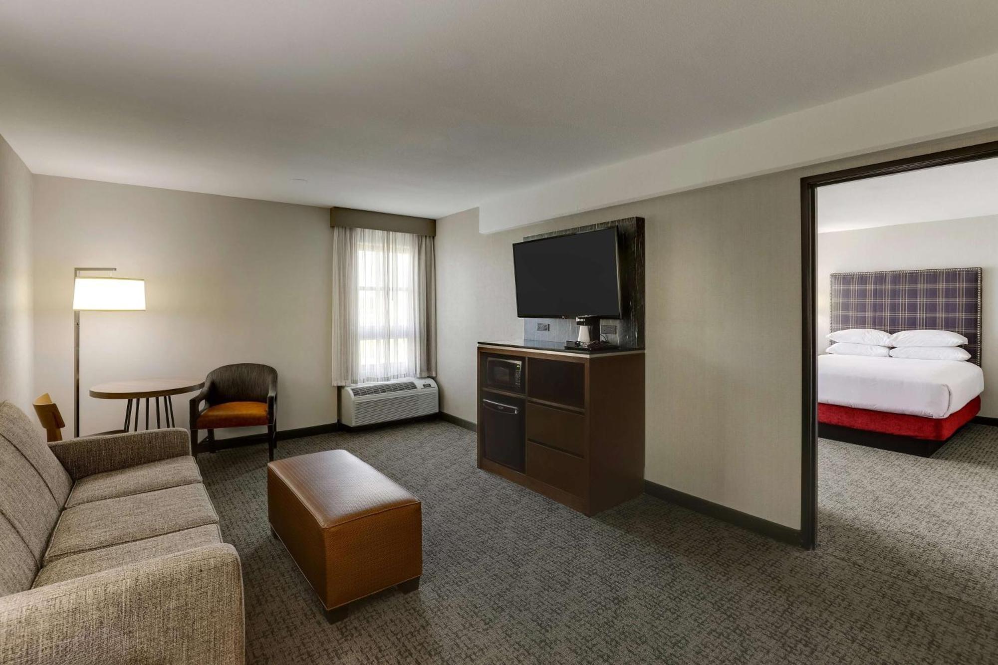 Suite Two Queen Beds Sofa Bed Accessible Roll Shower