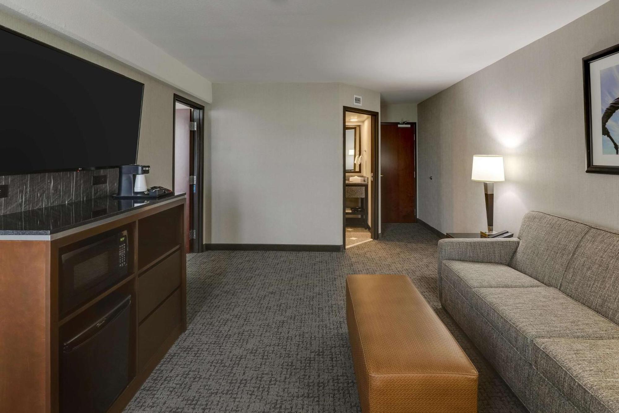 Suite Two Queen Beds Sofa Bed Accessible Roll Shower
