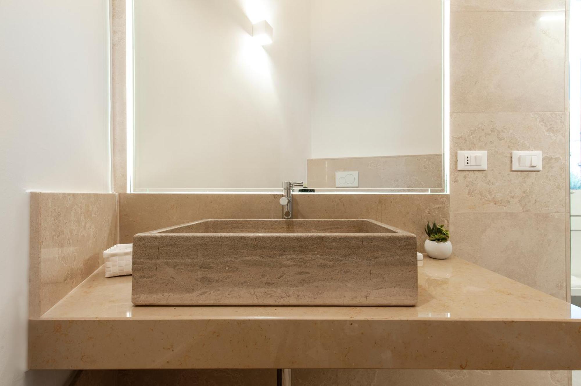 Deluxe Double Room Shower