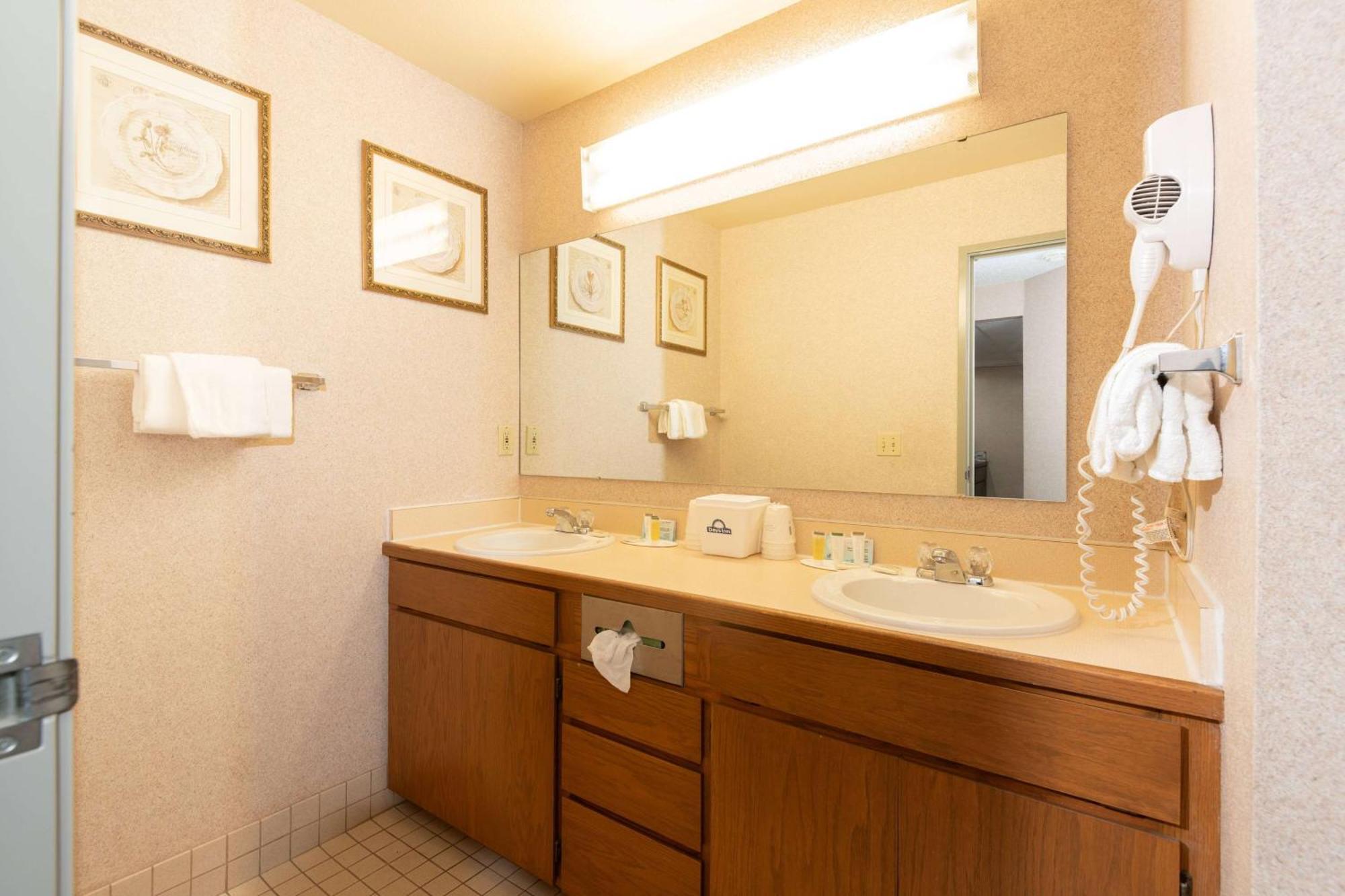 Deluxe King Studio Suite - Non-Smoking