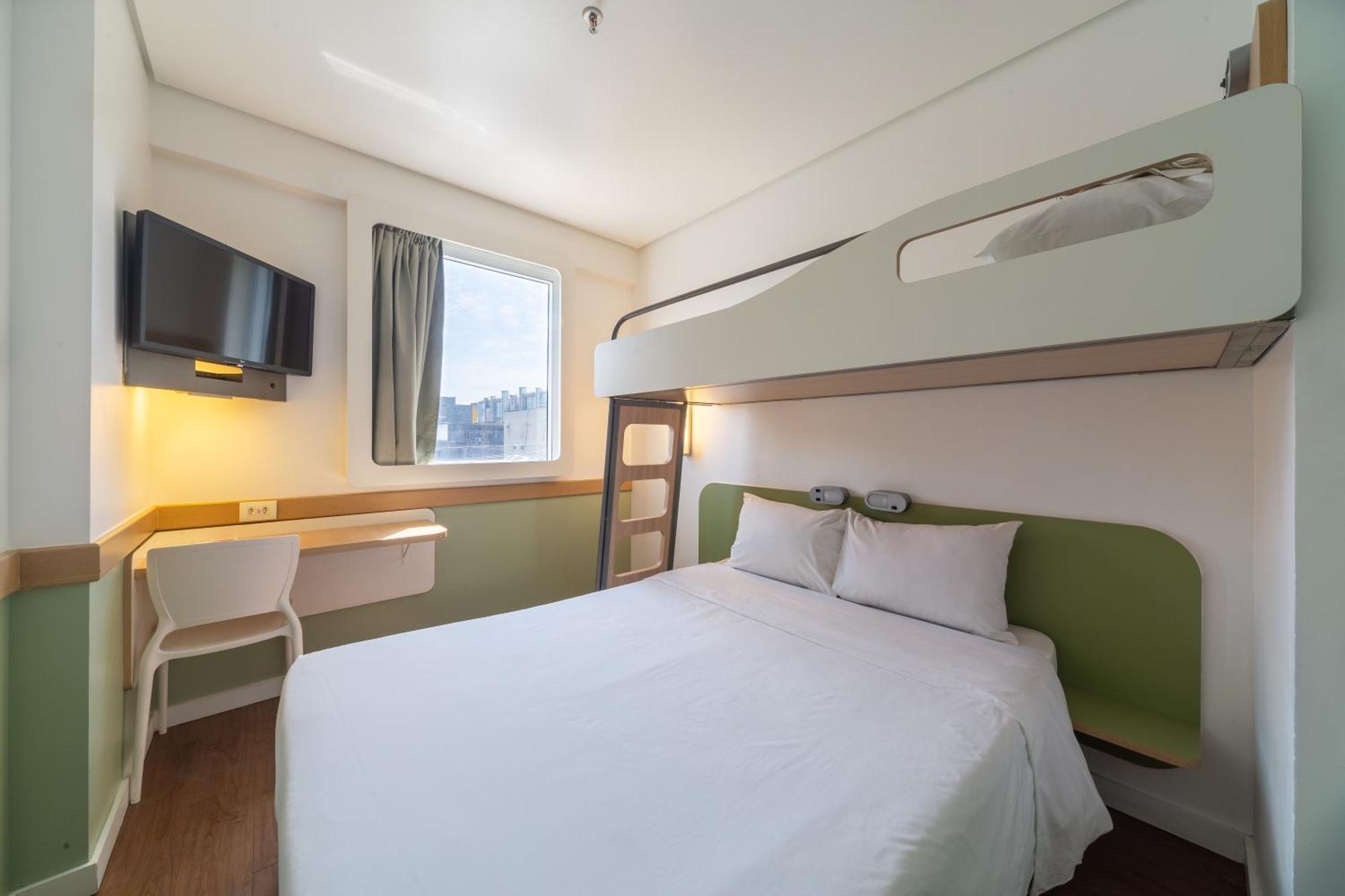 Standard Room Double Bed Foldaway Bed