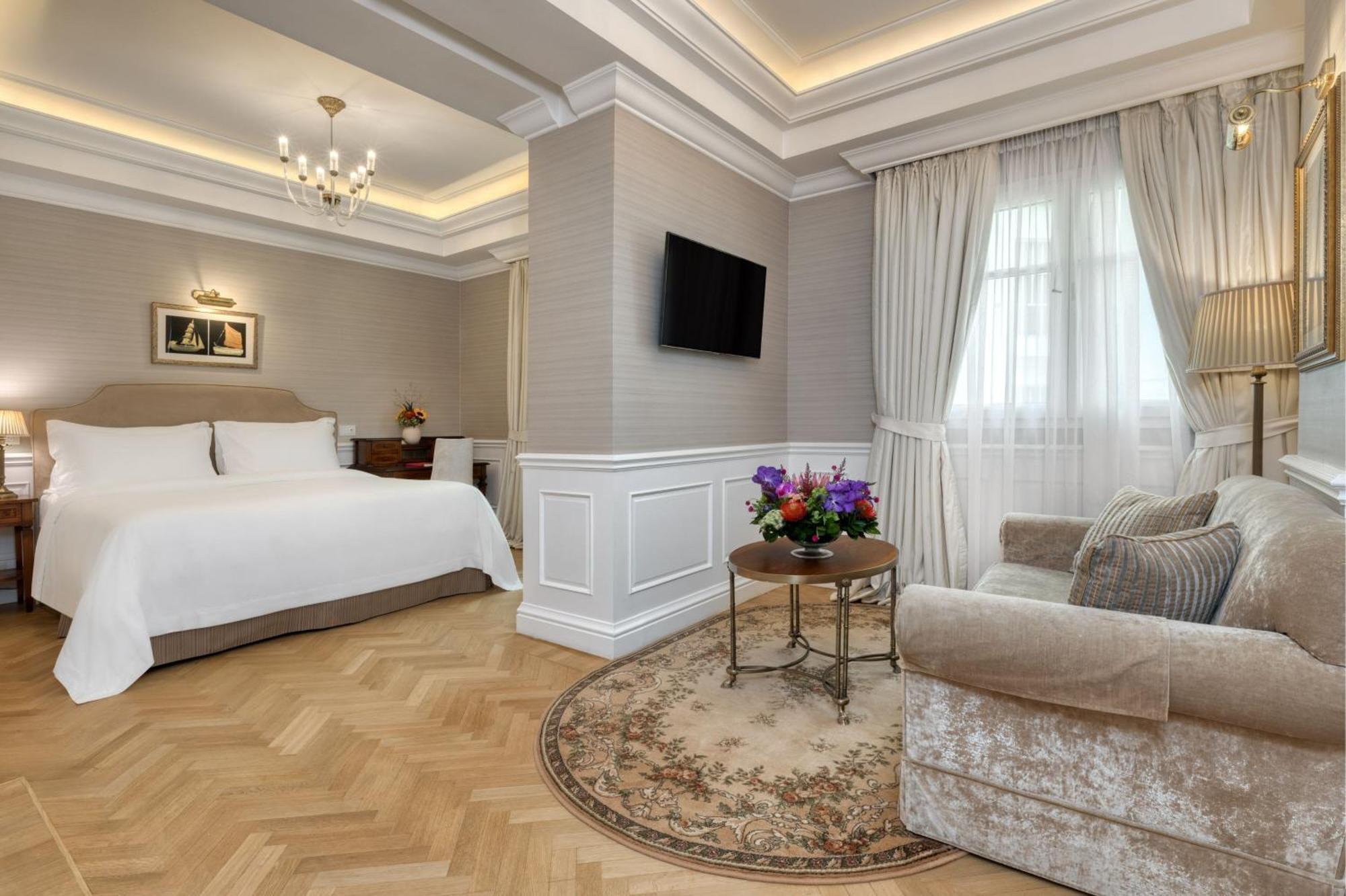 Junior Suite 1 Bedroom Suite 1 King Courtyard view