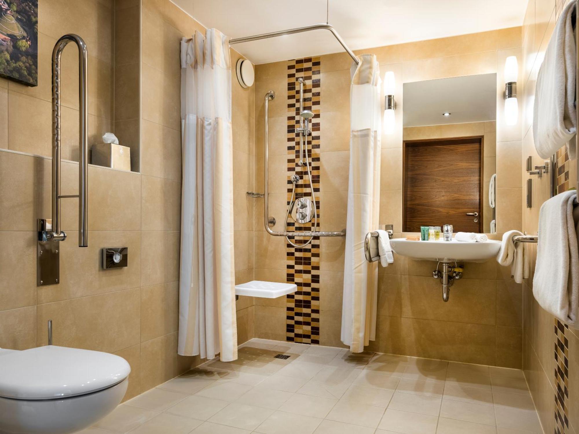 Queen Room - Accessible