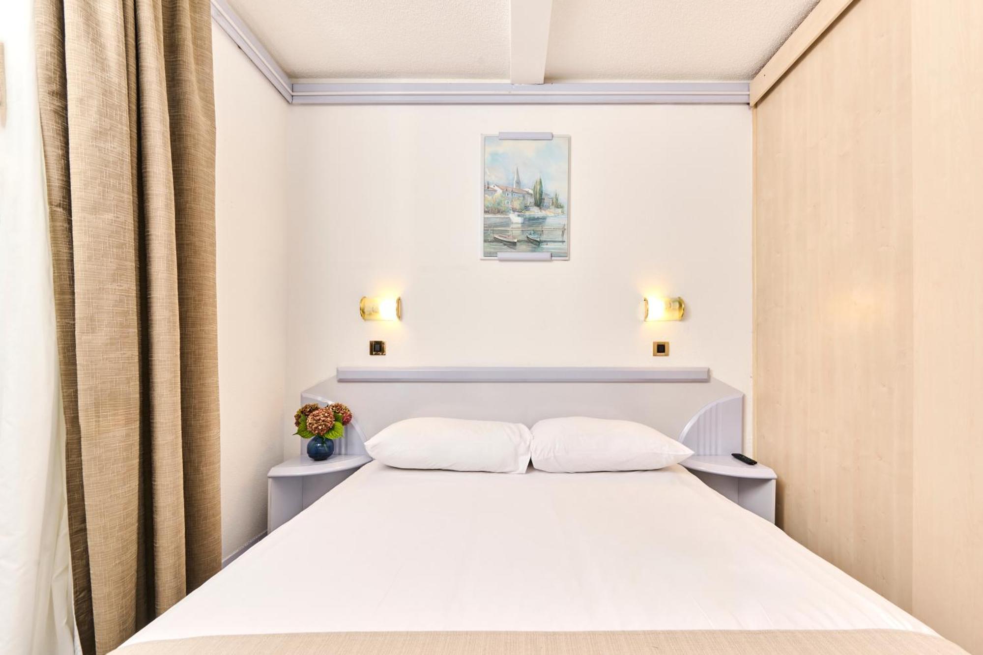 Economy room french bed park side