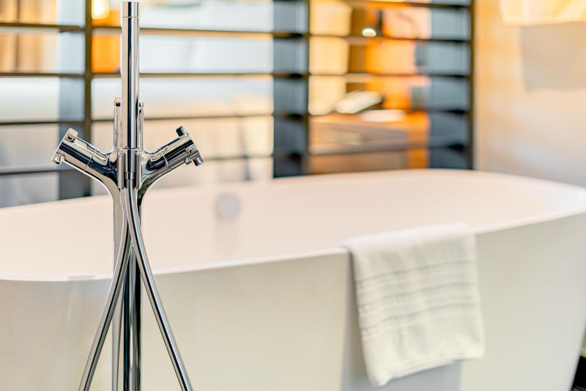 Premium King Room Bathtub