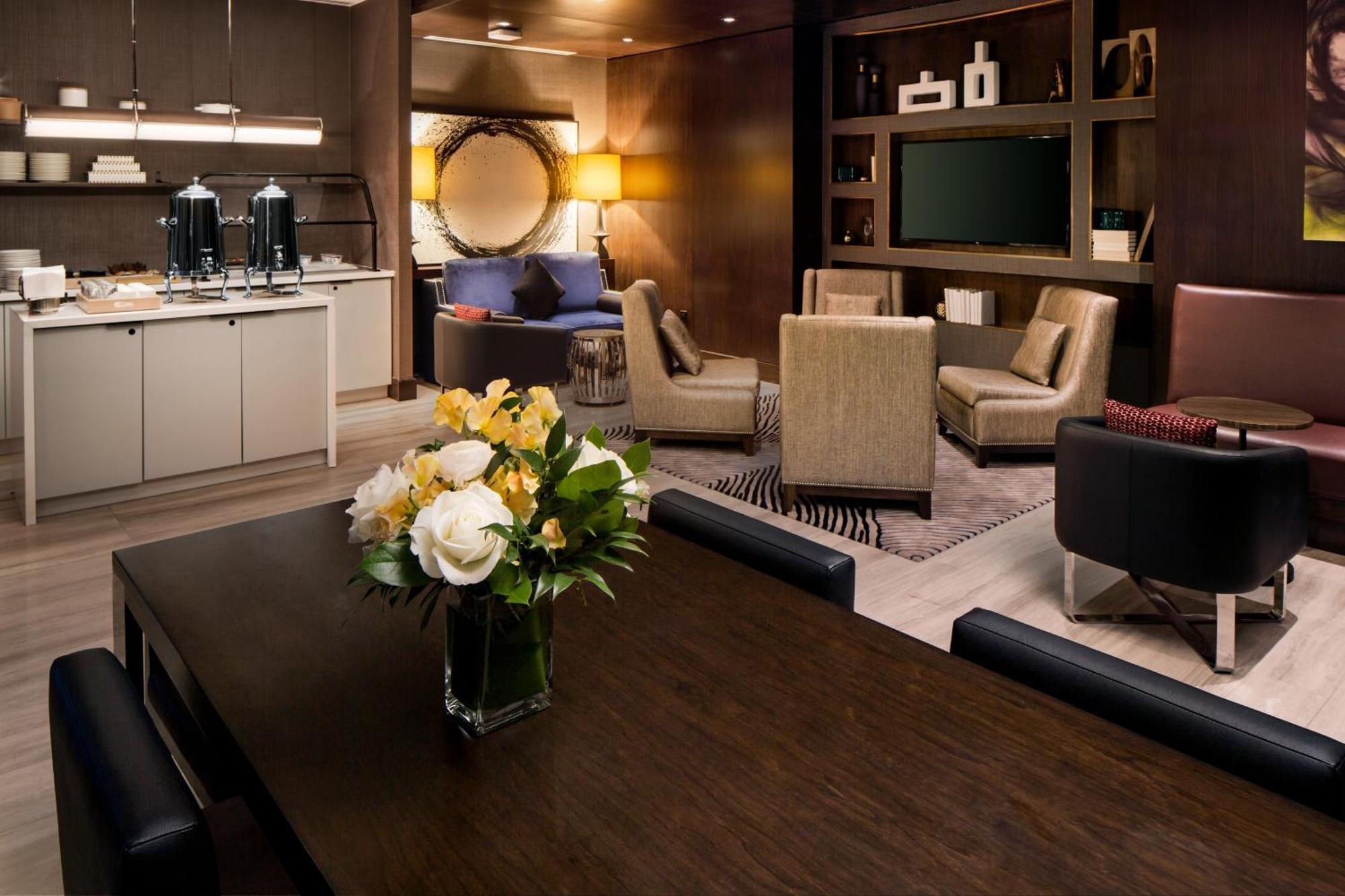 Executive King Room Lounge Access