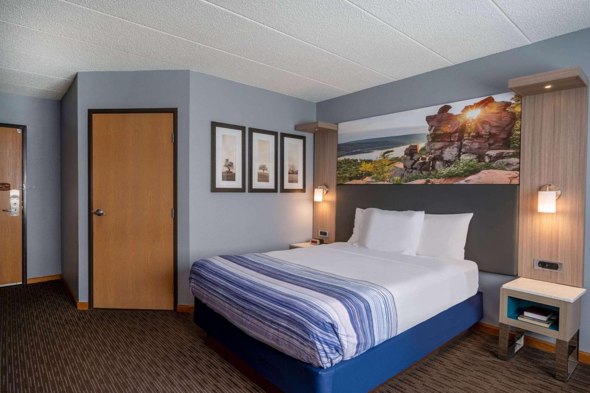 Queen Room Bath Tub Mobility Accessible or Non-Smoking