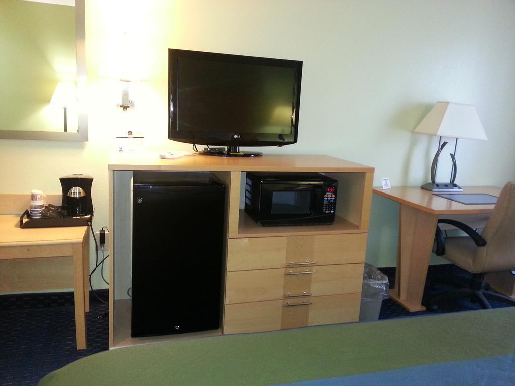 King Guest Room - Disability Access