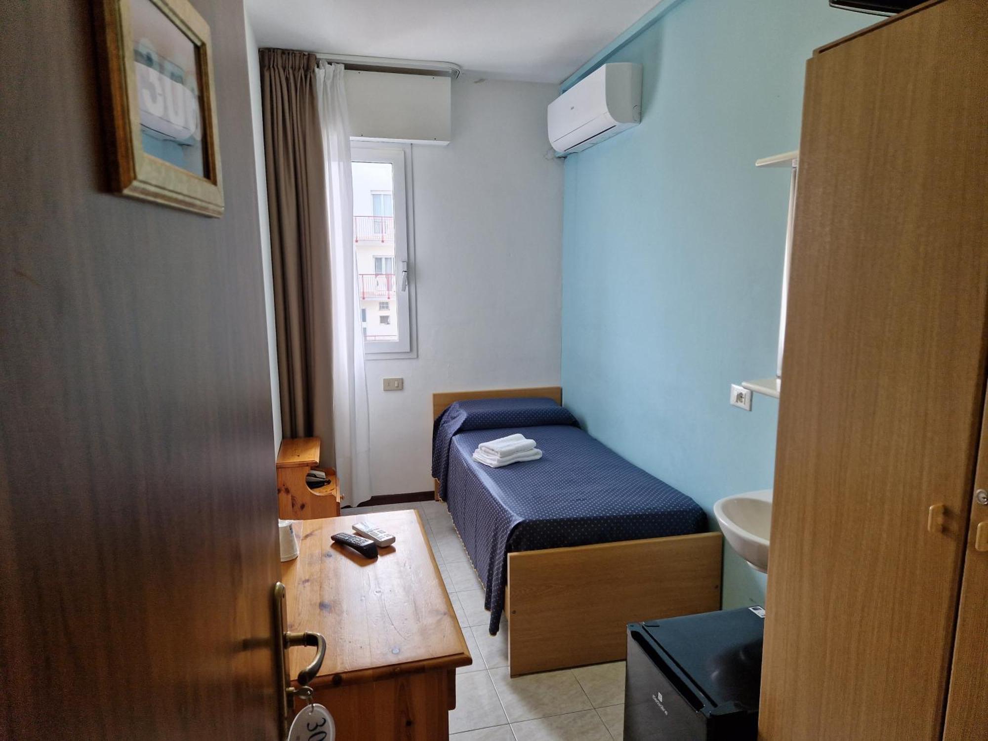 Single Room Private External Bathroom