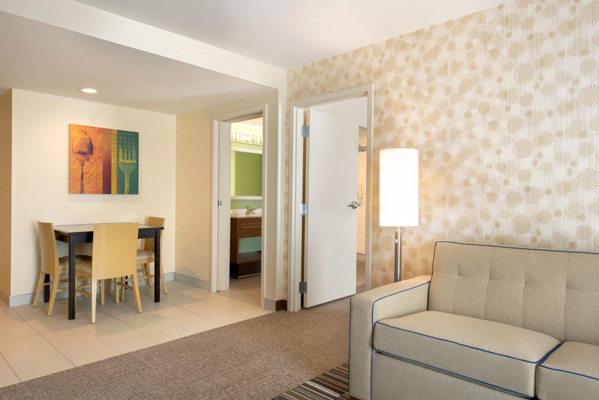 One-Bedroom Queen Suite Non-Smoking
