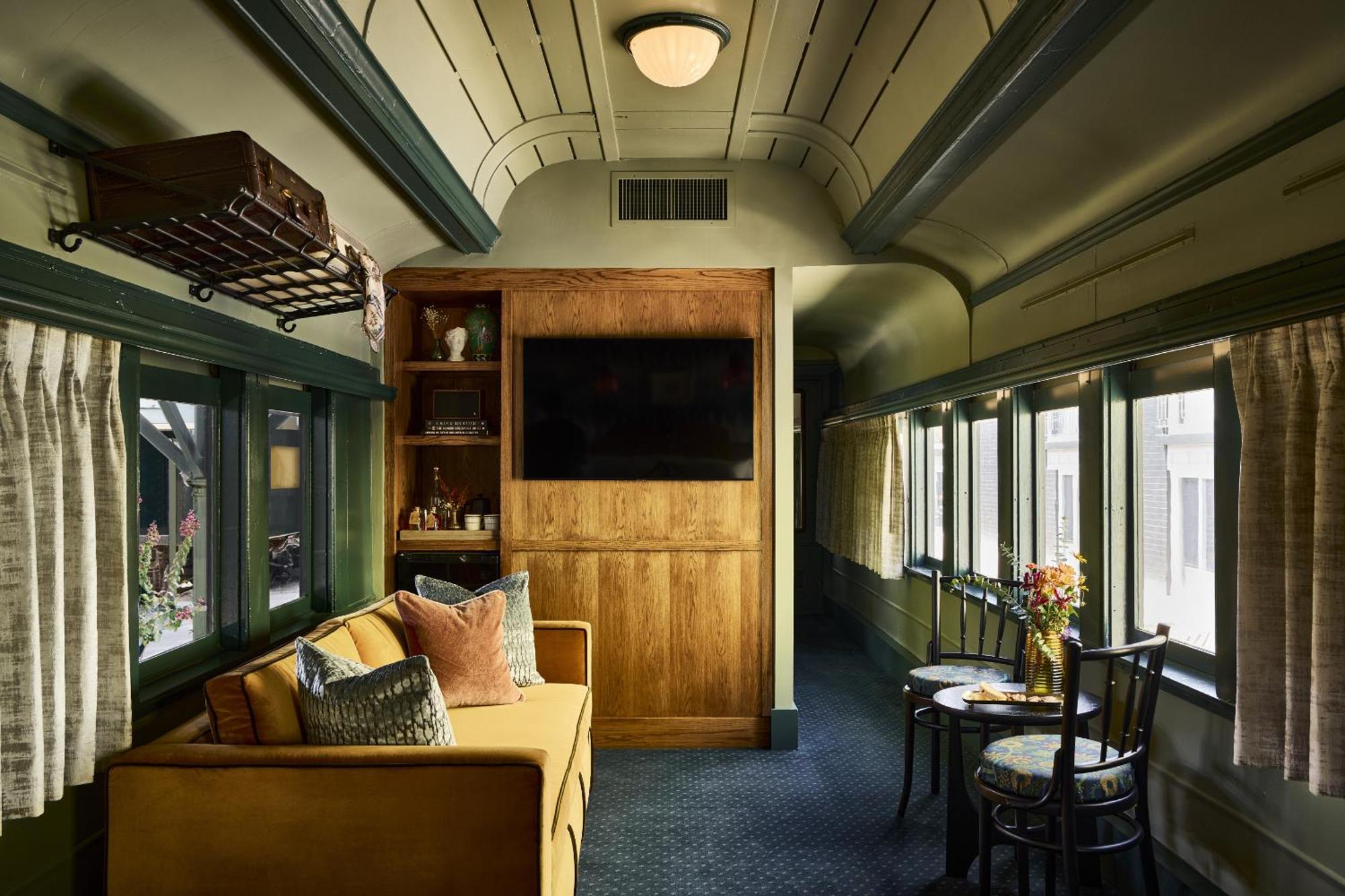 Sleeper Deluxe Train Carriage,1544871418:JPEG