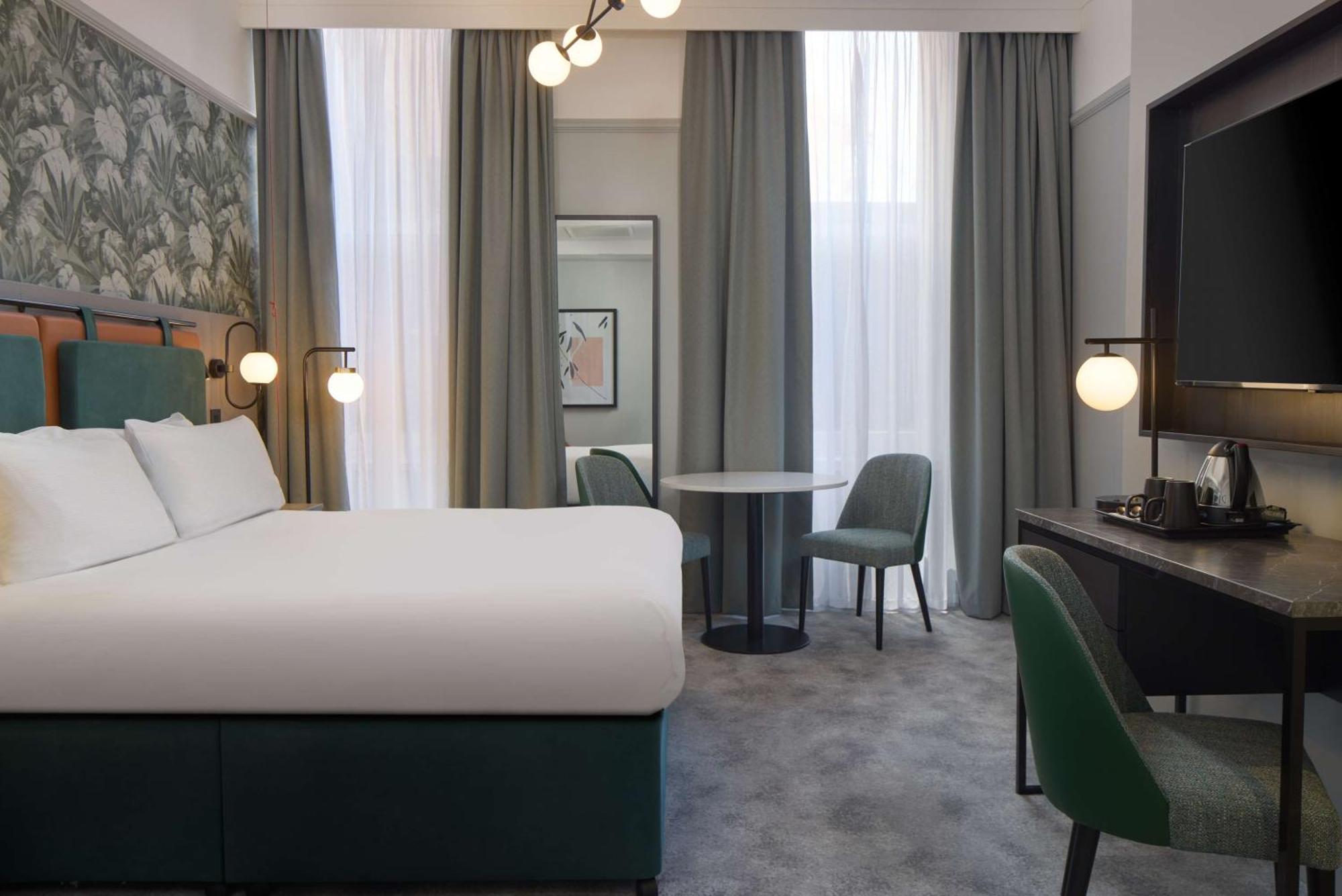 Queen Room Mobility Access
