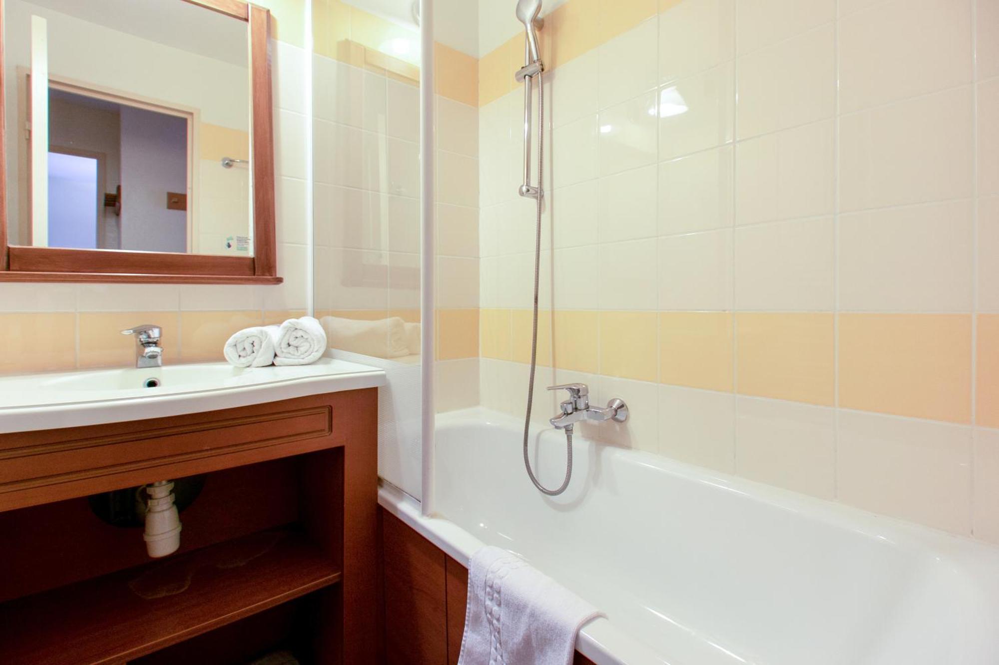 One-Bedroom Apartment with Balcony (5 People),1544899294:JPEG