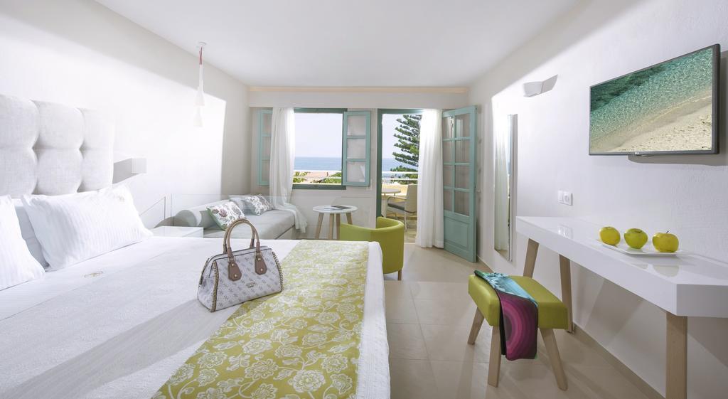 Superior Studio Sea View Pool View