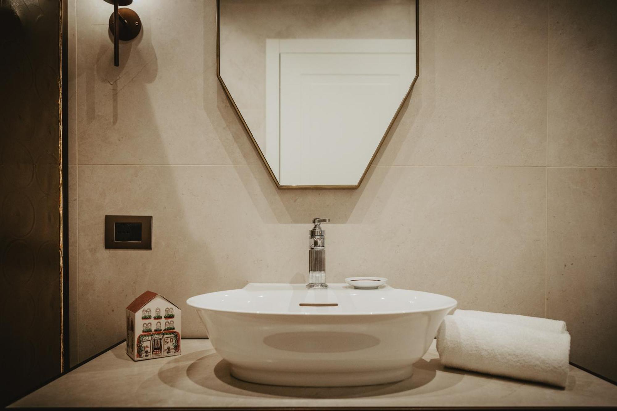 Queen Comfort Room