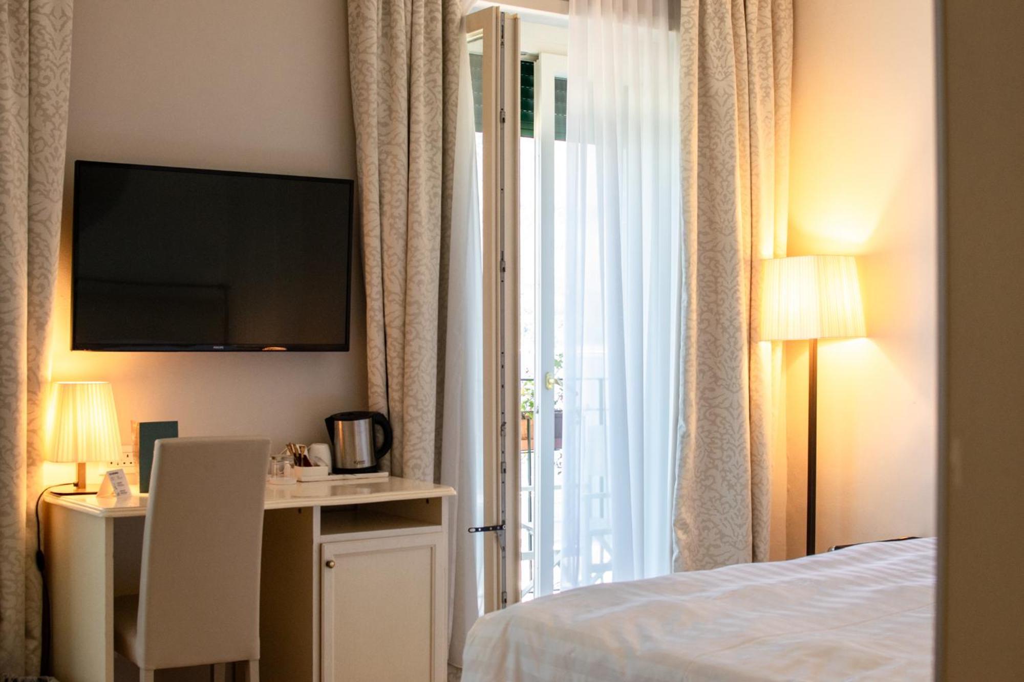 Deluxe Double or Twin Room Lake View