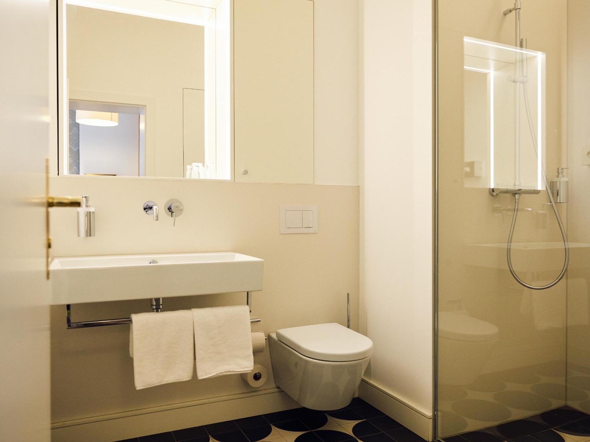 Double Room,1545261397:JPEG