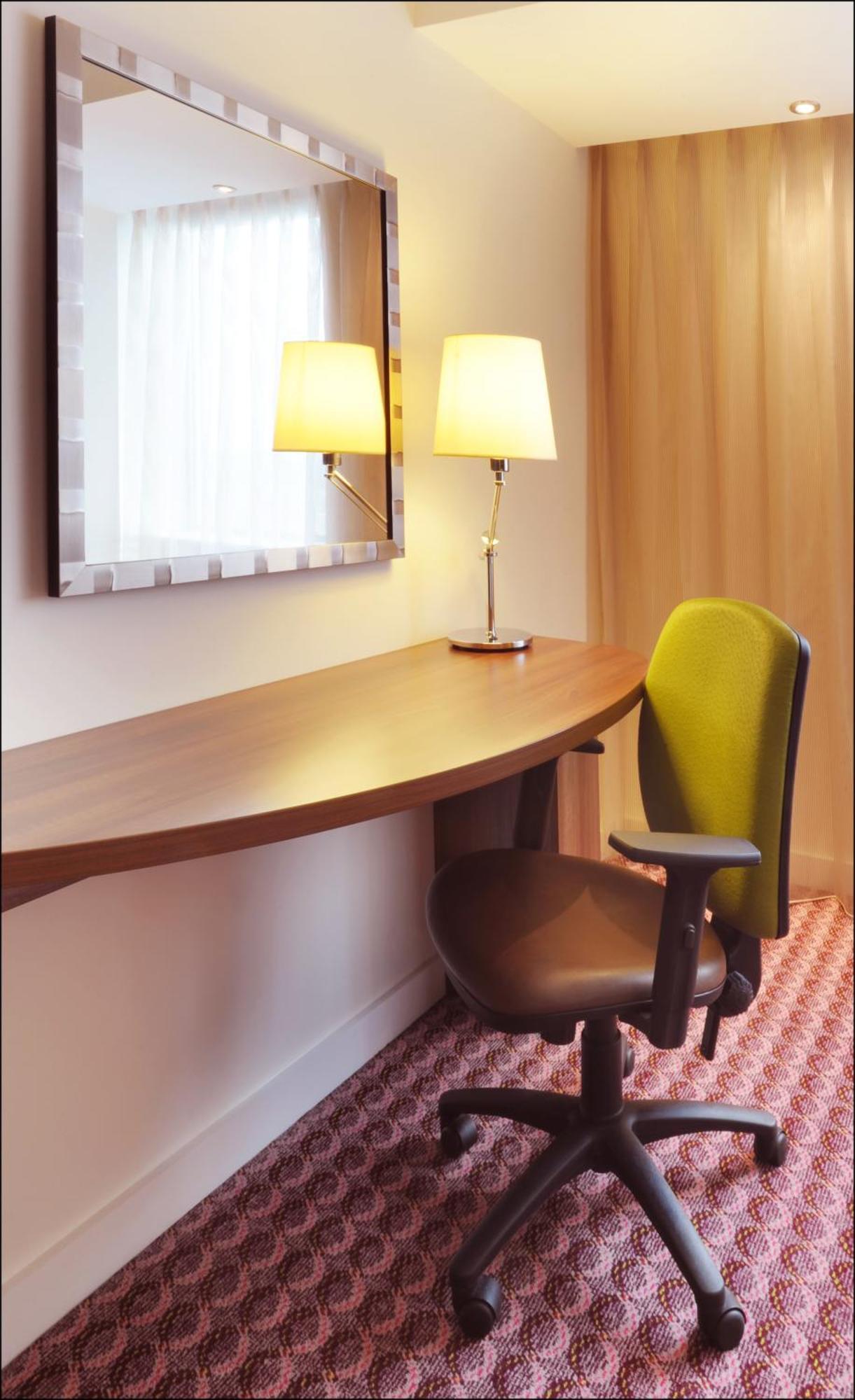 Chambre Lit Queen-Size - Accessible aux Personnes à Mobilité Réduite