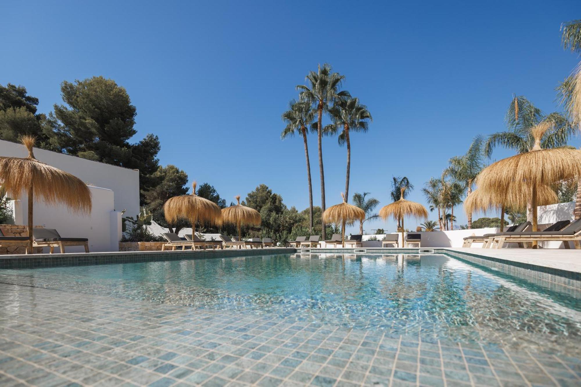 Deluxe Double or Twin Room Pool View