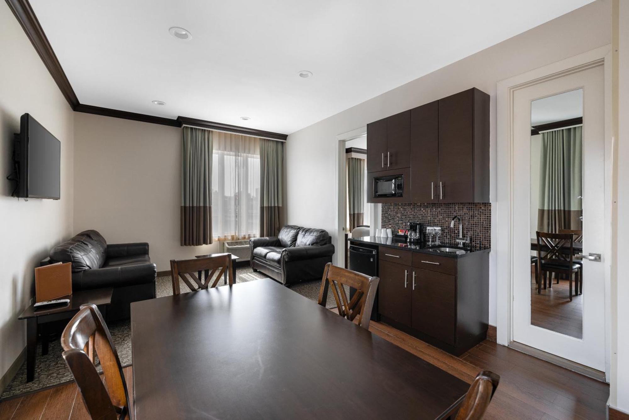 One-Bedroom King Deluxe Suite Non-Smoking