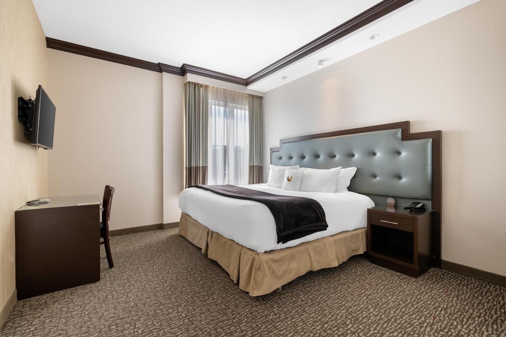 One-Bedroom King Deluxe Suite Non-Smoking