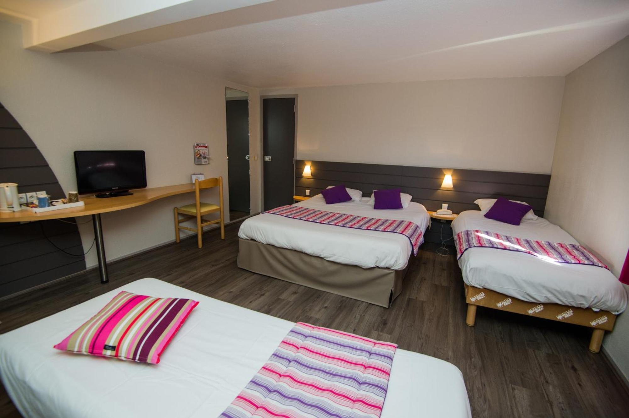 Chambre Quadruple avec 1 Lit Double et 2 Lits Simples