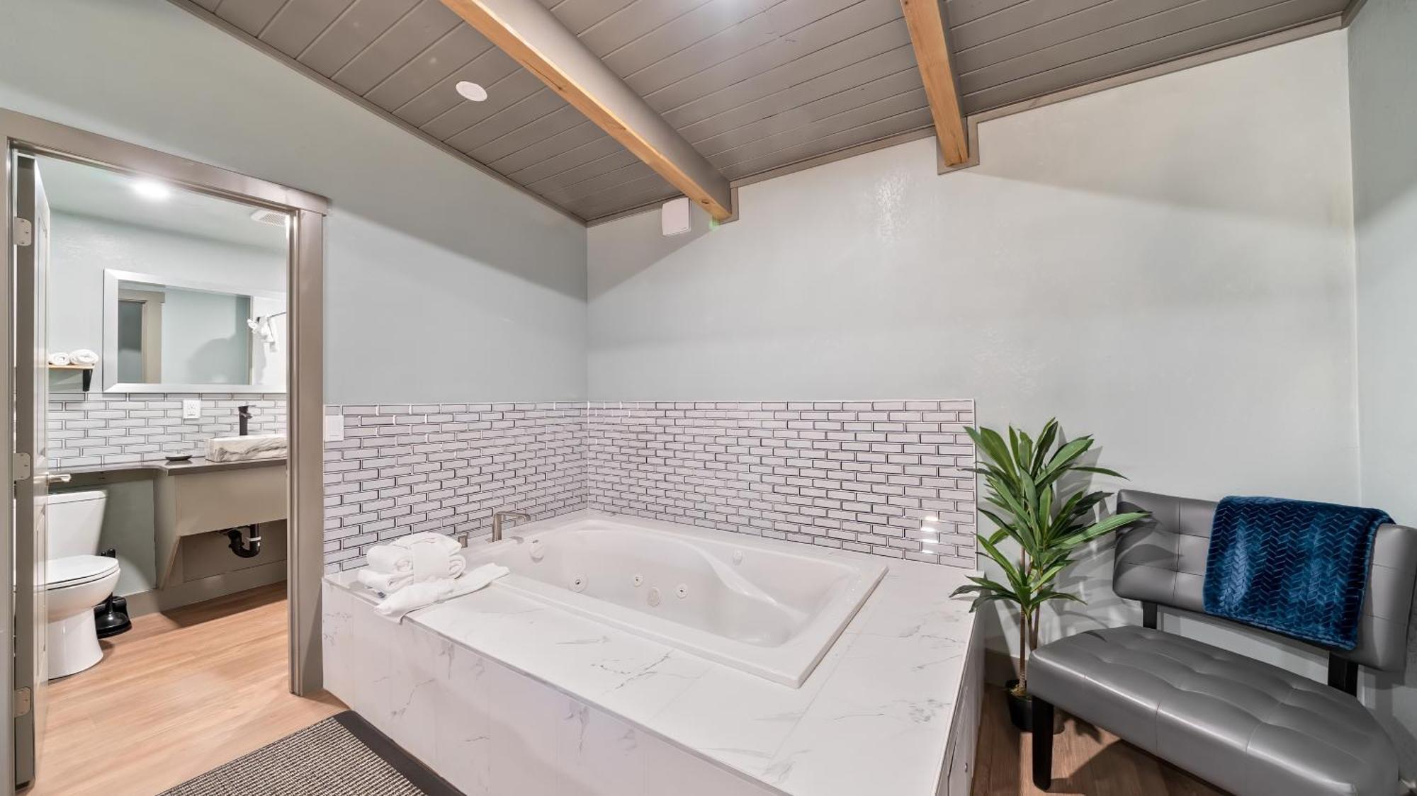 King Room Spa Bath