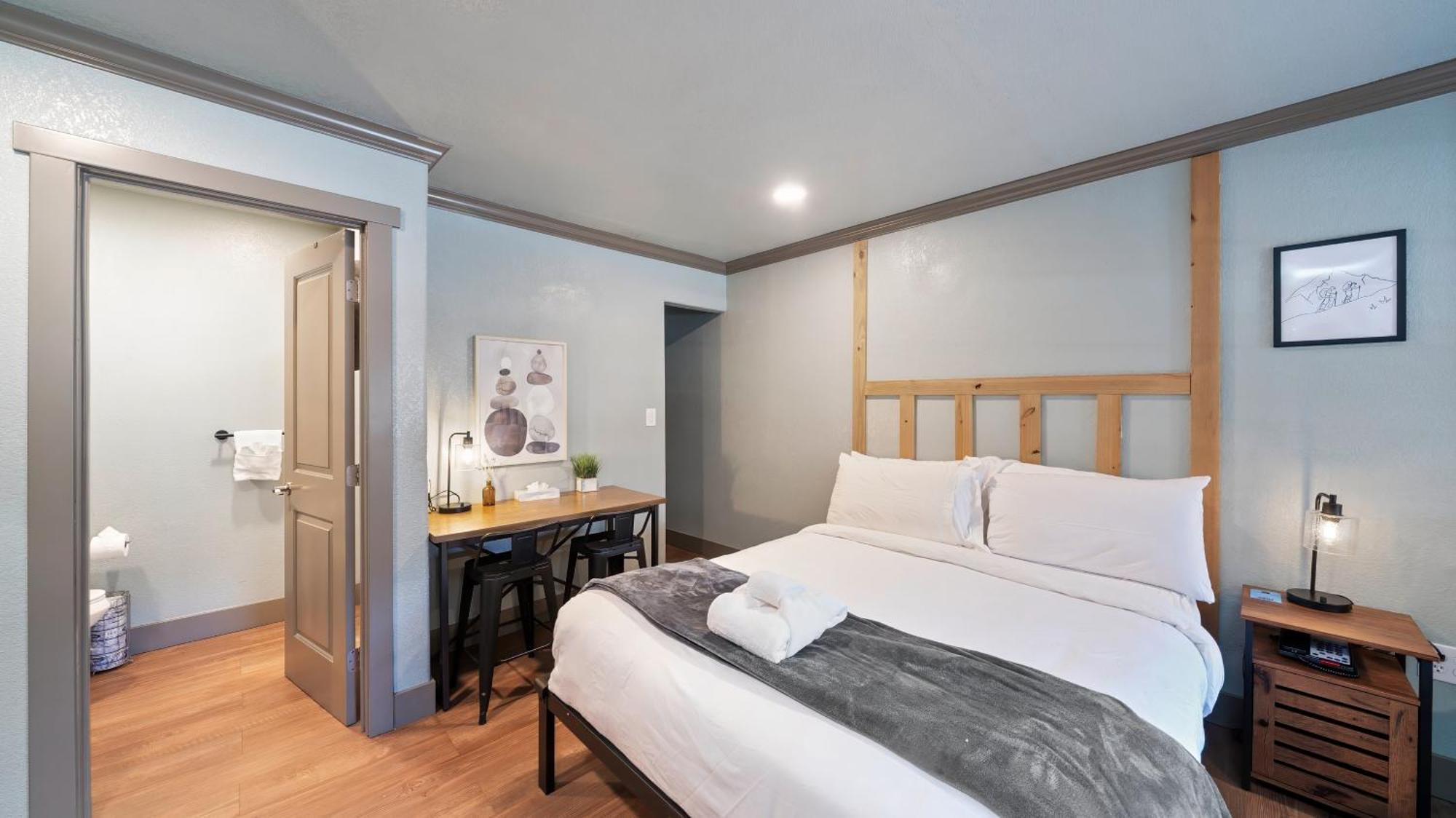 Deluxe Queen Room,1546169248:JPEG