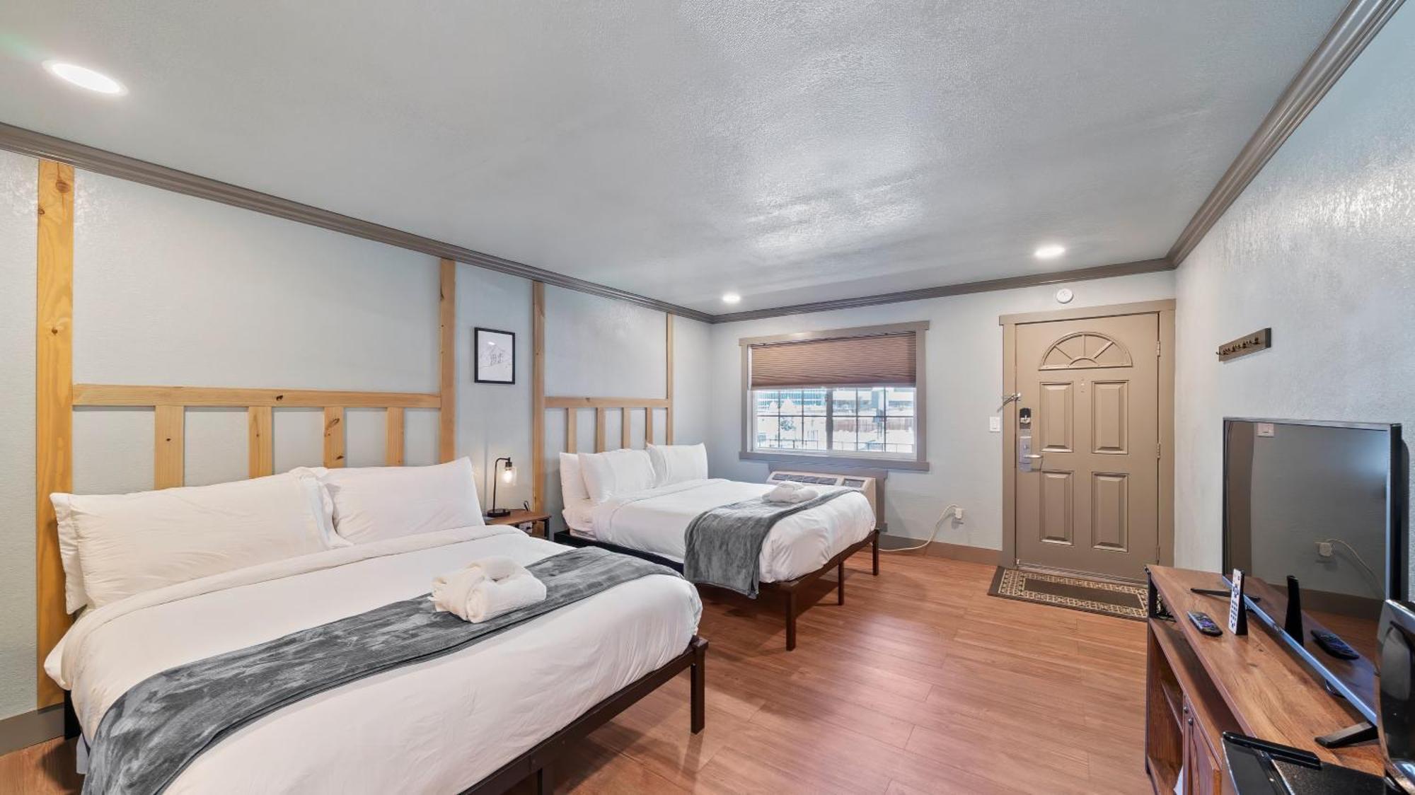 Deluxe Queen Room