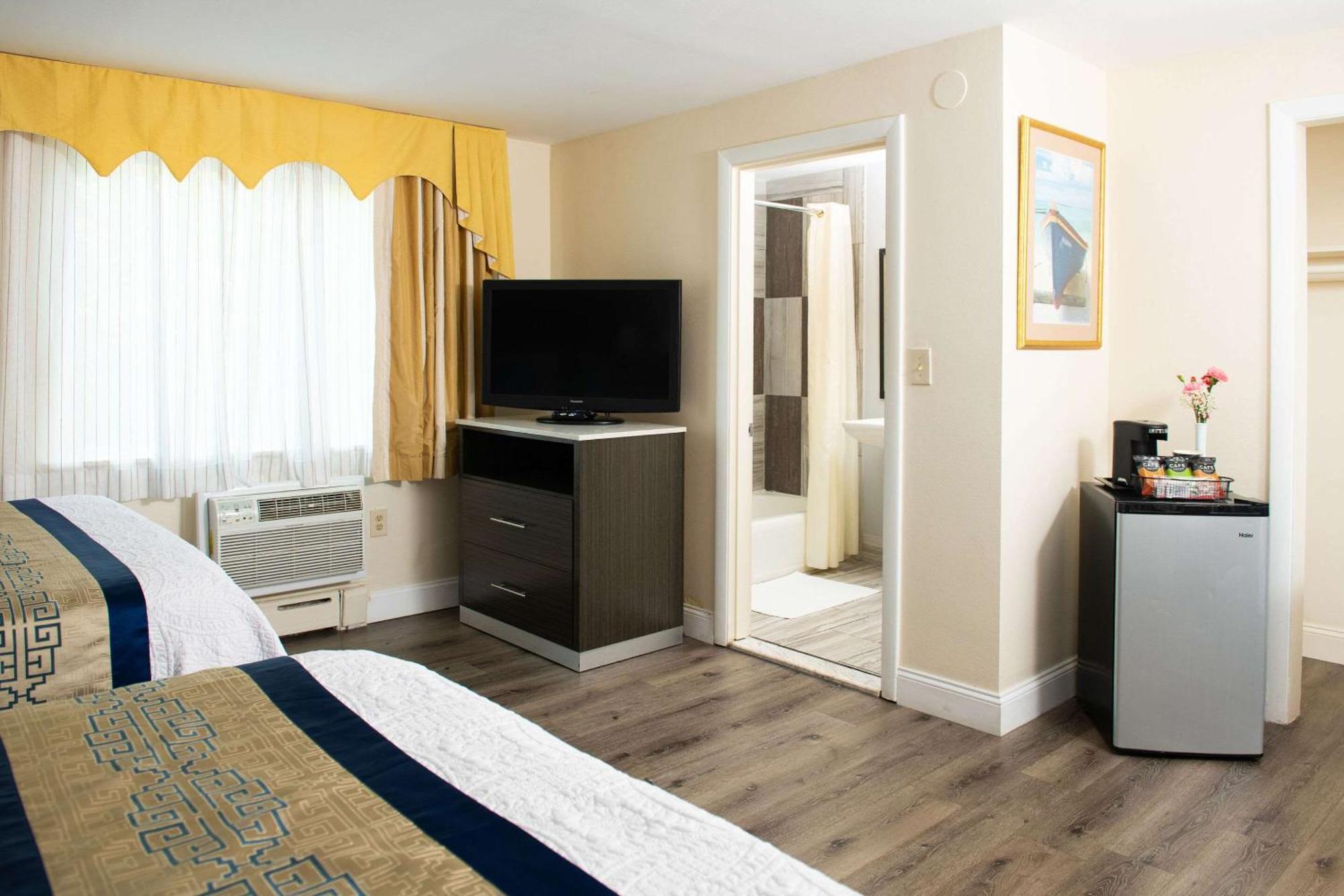 Standard Queen Room Two Queen Beds Non-Smoking