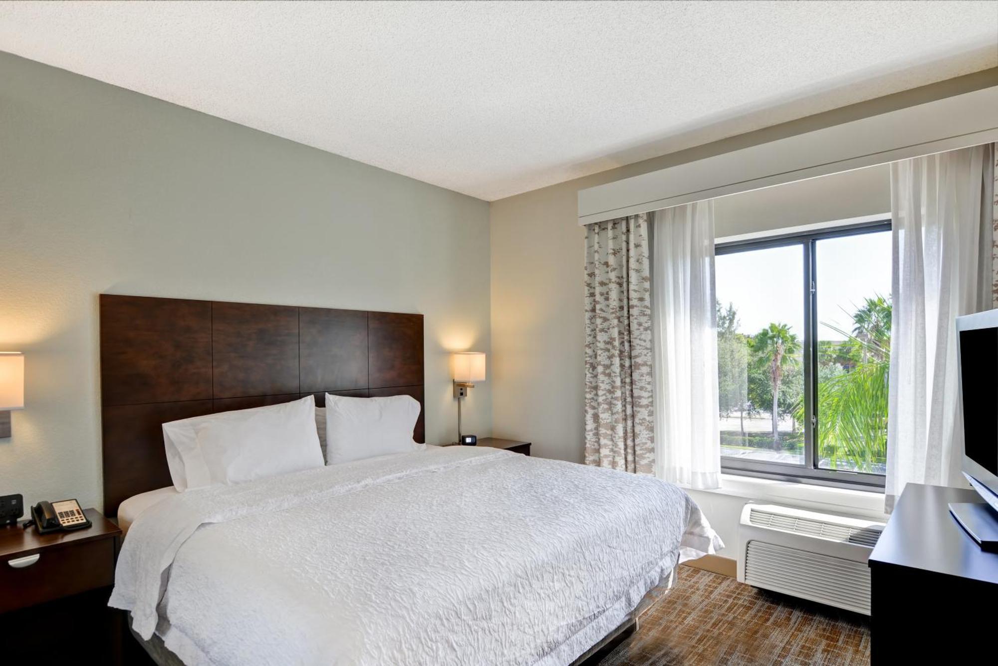 One-Bedroom King Suite Kitchenette – Non-Smoking
