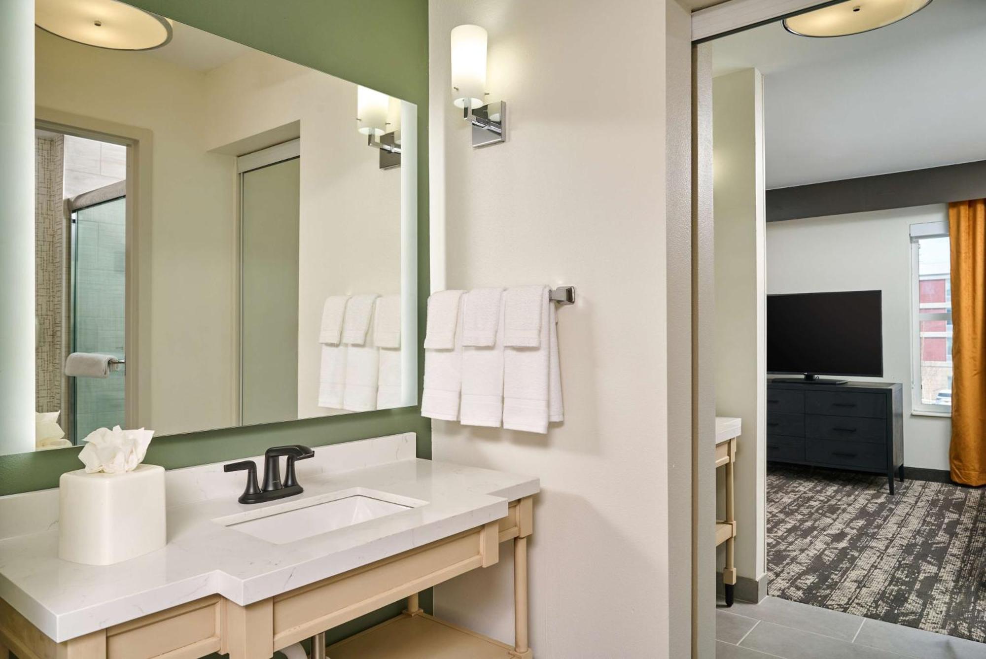 Two-Bedroom King Suite Two Double Beds