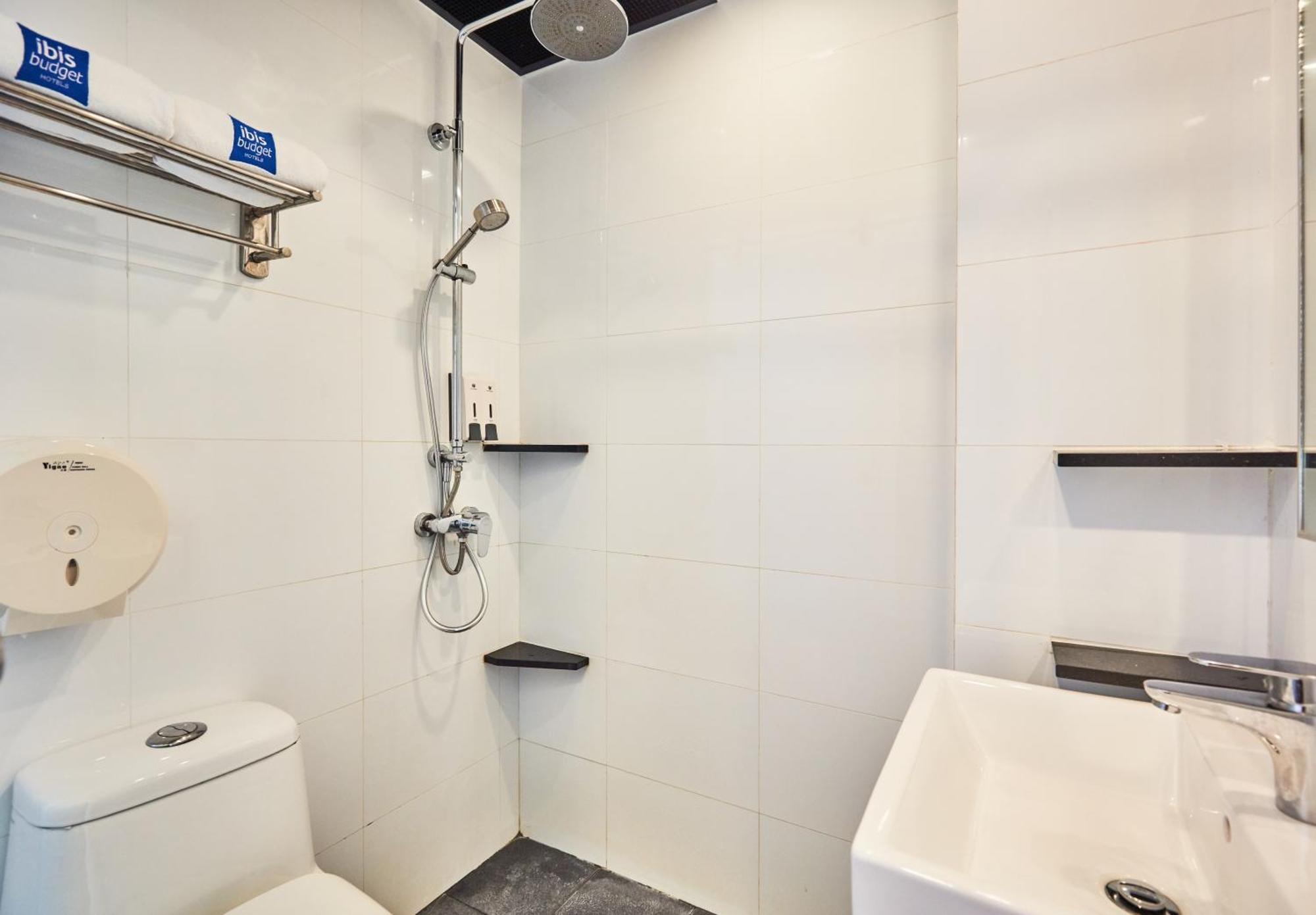 Deluxe Room with 1 Double and 2 Single Beds